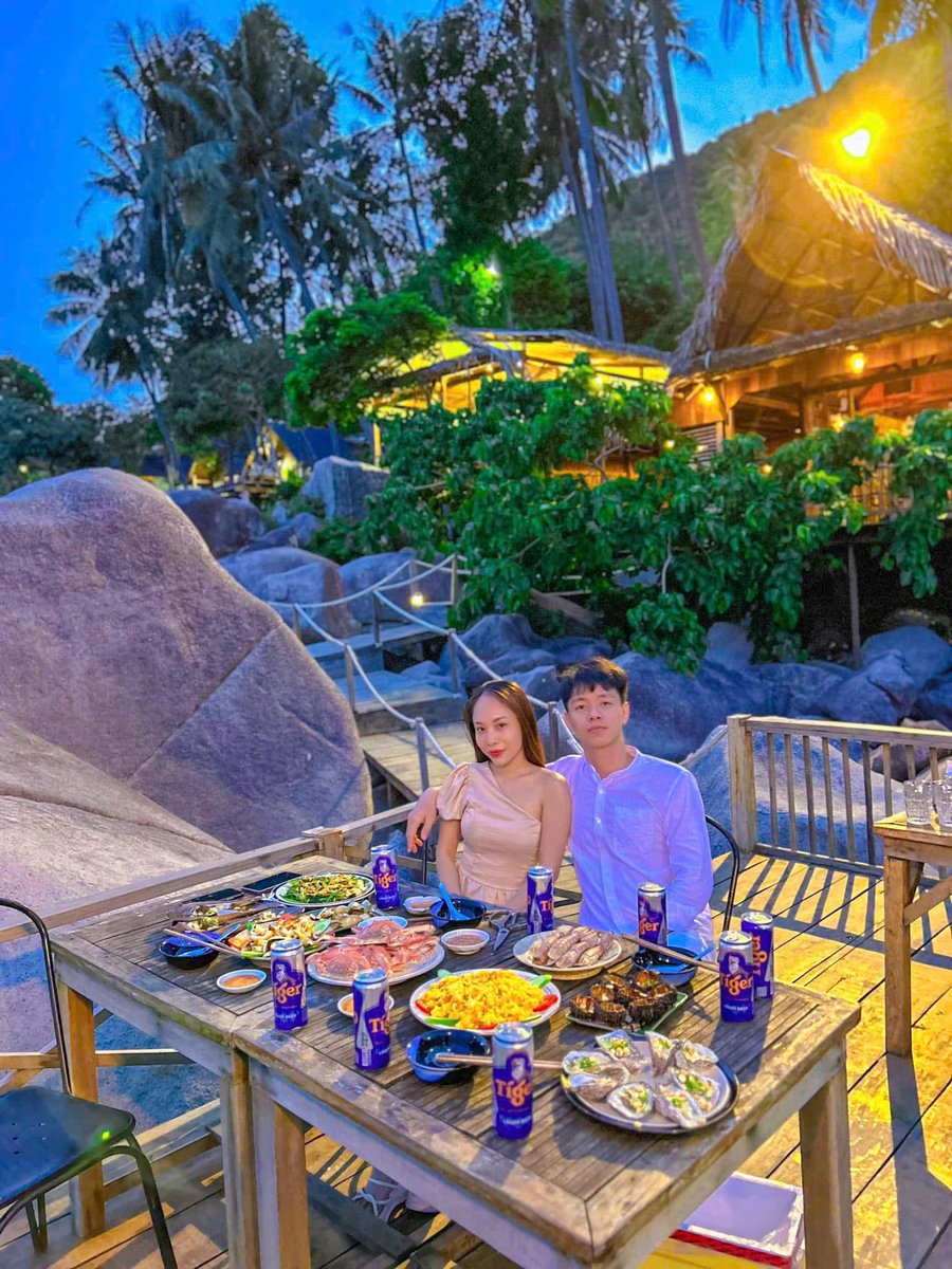 Bữa tiệc tối cạnh bờ biển luôn là lựa chọn  tuyệt vời khi đi biển.