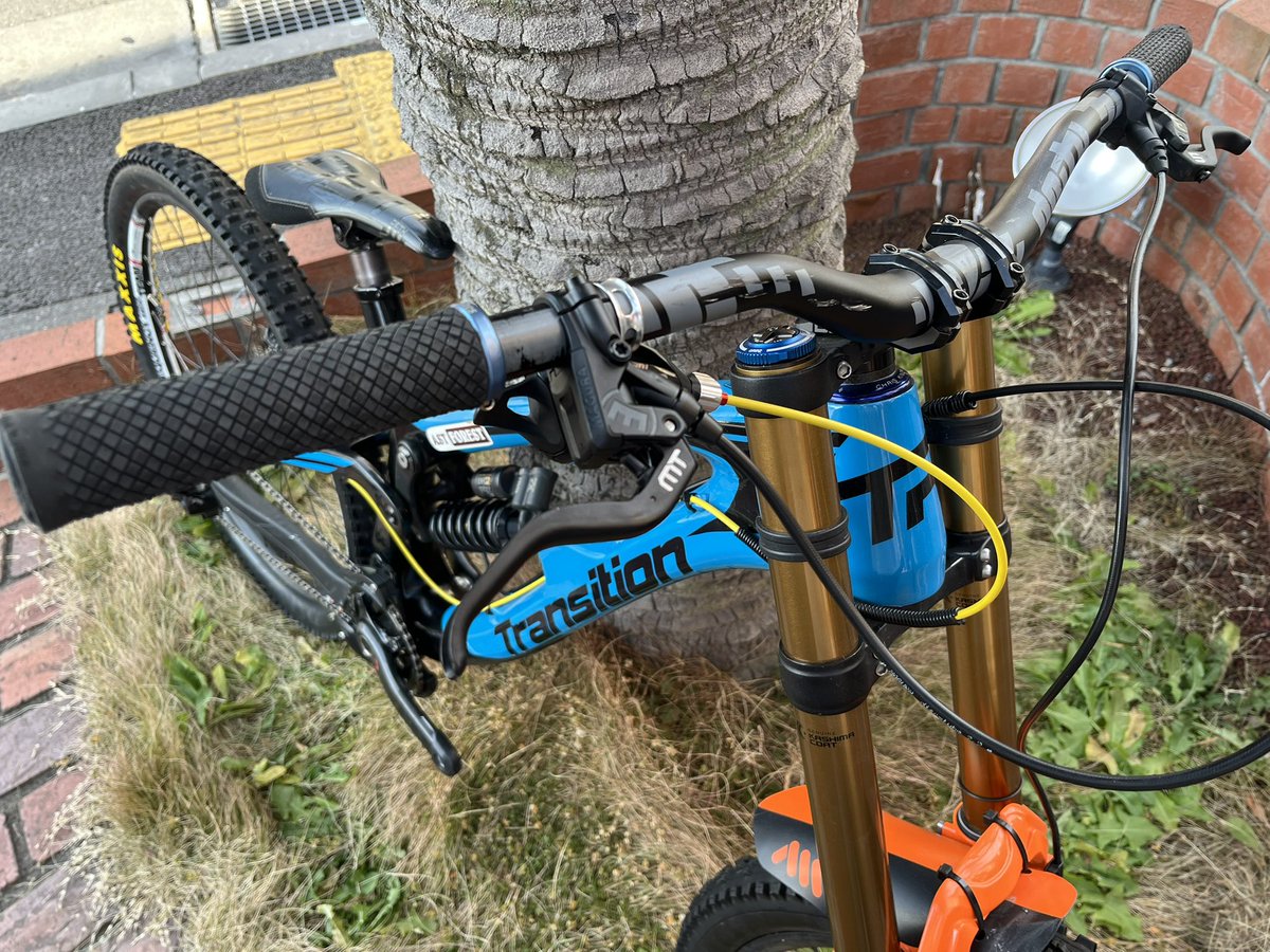 astbikes's tweet photo. 😍USED BIKE SALE😍#ダウンヒル #マウンテンバイク #transition #tr11 27,5#カーボン #fox #factory40 #magura #mt5 #sram #xo1 #dtswiss #kuwahara #mrp #deity #maxxis #highroller2 #wtb #tubeless ズバリ¥330000(税込)※cash price ショッピングクレジット応相談🙇♀️1台のみ#astbikes #astforest https://t.co/u6XRFy0a79