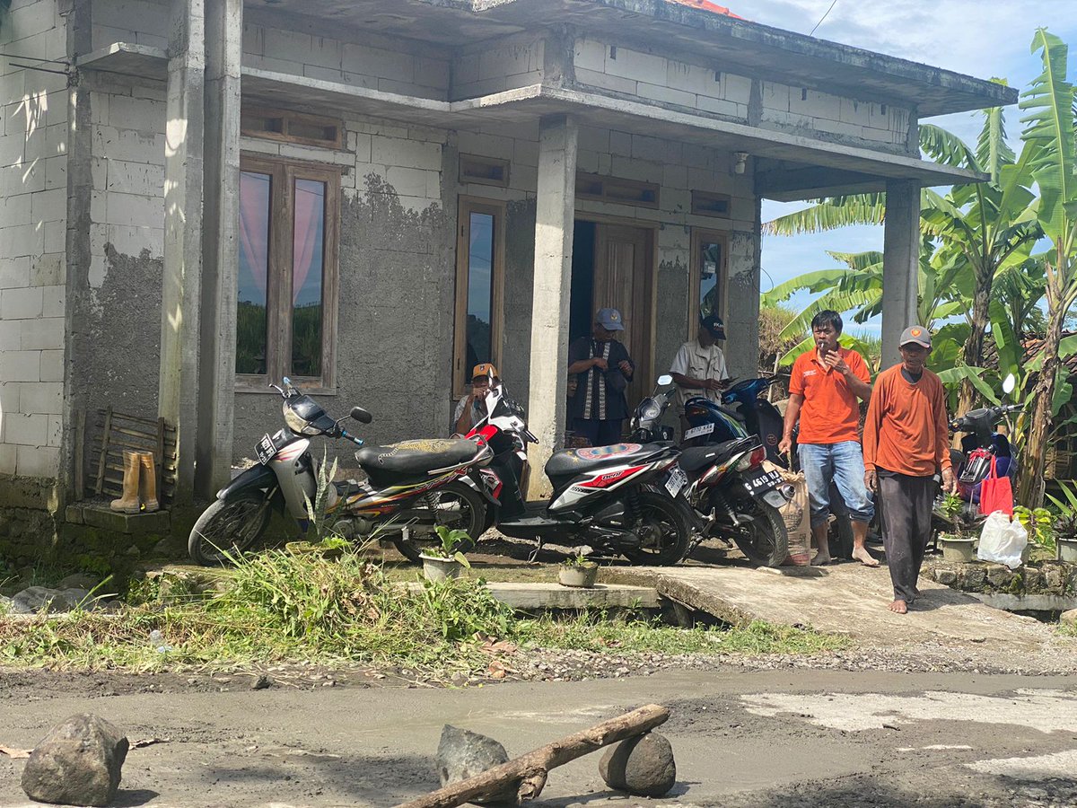 Supriya46232575's tweet photo. Kerja bakti jalan kabupaten yang rusak oleh warga desa negarayu https://t.co/rZaqWaS22k