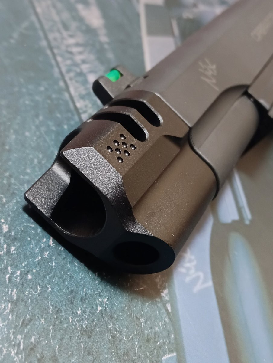 masked_inarin's tweet photo. #Carbon8
#NiteShift
#軍拡報告
長らく品切れが続いていた5KU製コンペンセイターtype6黒ゲット!!
秒でポン付け出来ました。スライドオープン時にアウターバレルのネジ切りが見えてしまうのは御愛嬌という事で。 https://t.co/ieSgmYfjQh