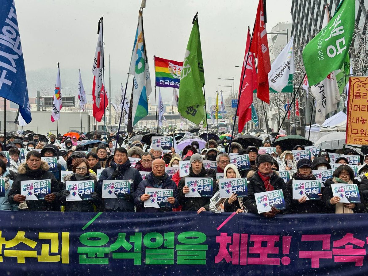yoonoutaction's tweet photo. 오늘(1/5) 오전 10시, 2박3일을 보낸 한남동 관저 앞에서 <내란수괴 윤석열 신속 체포 촉구 긴급 기자회견>을 진행했습니다.

비상행동뿐만 아니라 "한강진대첩"을 함께 만들어내고 있는 시민분들도 함께 동참해주셨습니다.

‼️공수처와 경찰은 윤석열을 신속하게 체포하십시오!
‼️우리는 절대 물러서지도, 멈춰서지도 않을 것입니다!

잠시 후 2시, <윤석열 즉각 체포 촉구 긴급행동>이 진행됩니다! 윤석열 체포와 구속을 위해 함께 해주십시오!!