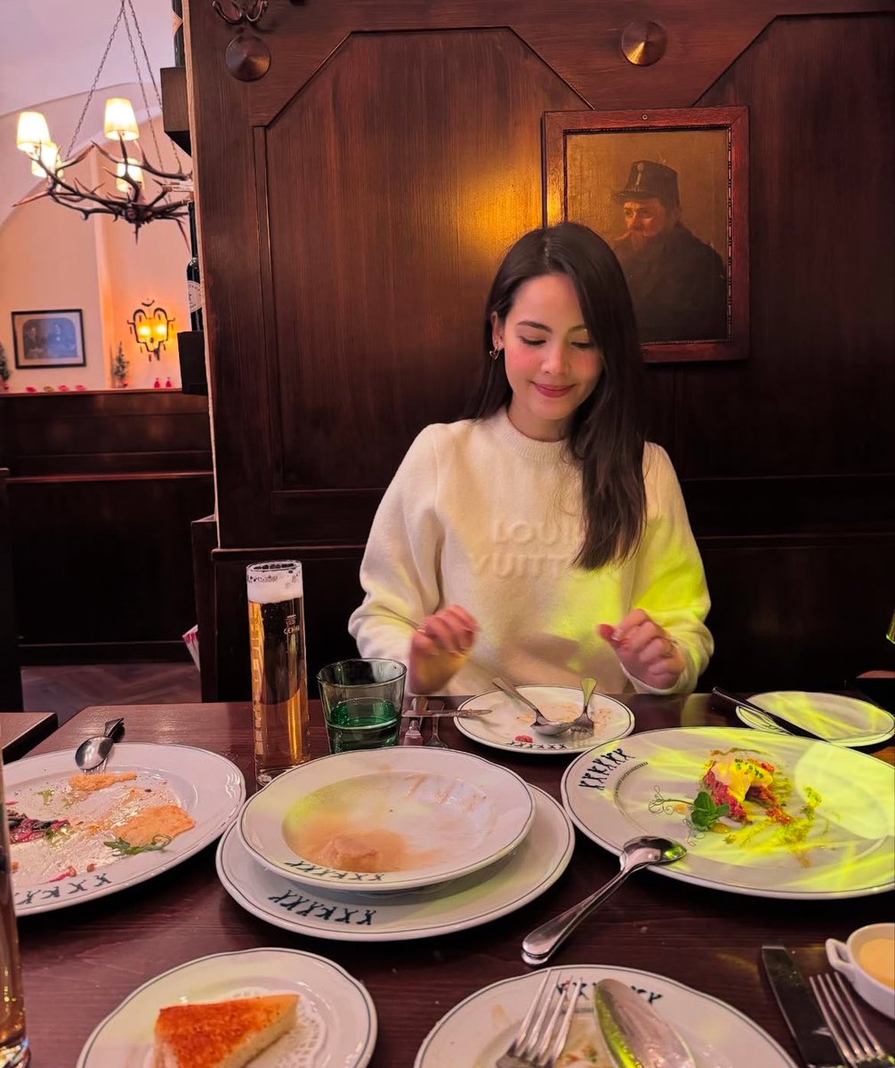 คือเป็นติ่ง #ญาญ่า มาตั้งแต่ดวงใจอัคนี ถึงจะแยกย้ายไปเติบโตไปบ้าง แต่การได้เห็นเขาบ่อยๆ ในชีวิต เติบโตขึ้นทุกวัน กลับมาย้อนดูผลงานก็รู้สึกว่า เขาเติบโตมาโคตรอย่างดีและยังมีพี่แบร์อยู่ข้างๆ โดนตกกลับบ้านเห็นรูปนี้โคตรใจละลายเลย