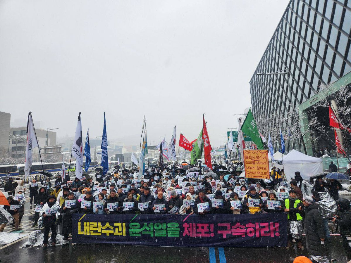 yoonoutaction's tweet photo. 오늘(1/5) 오전 10시, 2박3일을 보낸 한남동 관저 앞에서 <내란수괴 윤석열 신속 체포 촉구 긴급 기자회견>을 진행했습니다.

비상행동뿐만 아니라 "한강진대첩"을 함께 만들어내고 있는 시민분들도 함께 동참해주셨습니다.

‼️공수처와 경찰은 윤석열을 신속하게 체포하십시오!
‼️우리는 절대 물러서지도, 멈춰서지도 않을 것입니다!

잠시 후 2시, <윤석열 즉각 체포 촉구 긴급행동>이 진행됩니다! 윤석열 체포와 구속을 위해 함께 해주십시오!!