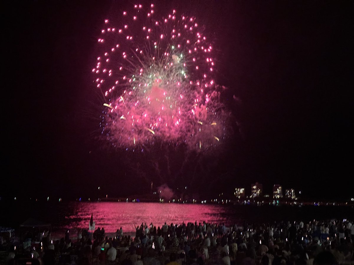 KineticHeidi's tweet photo. Our first New Year in Australia was looking like this! Family time with a beach full with other families!
What a blessing and privilege! Thank you @CouncilSCC for making these moments possible
#NewYearsEve #HappyNewYear #maloolaba #sunshinecoast #newbeginnings #Australia https://t.co/iuuJ5RL4XO