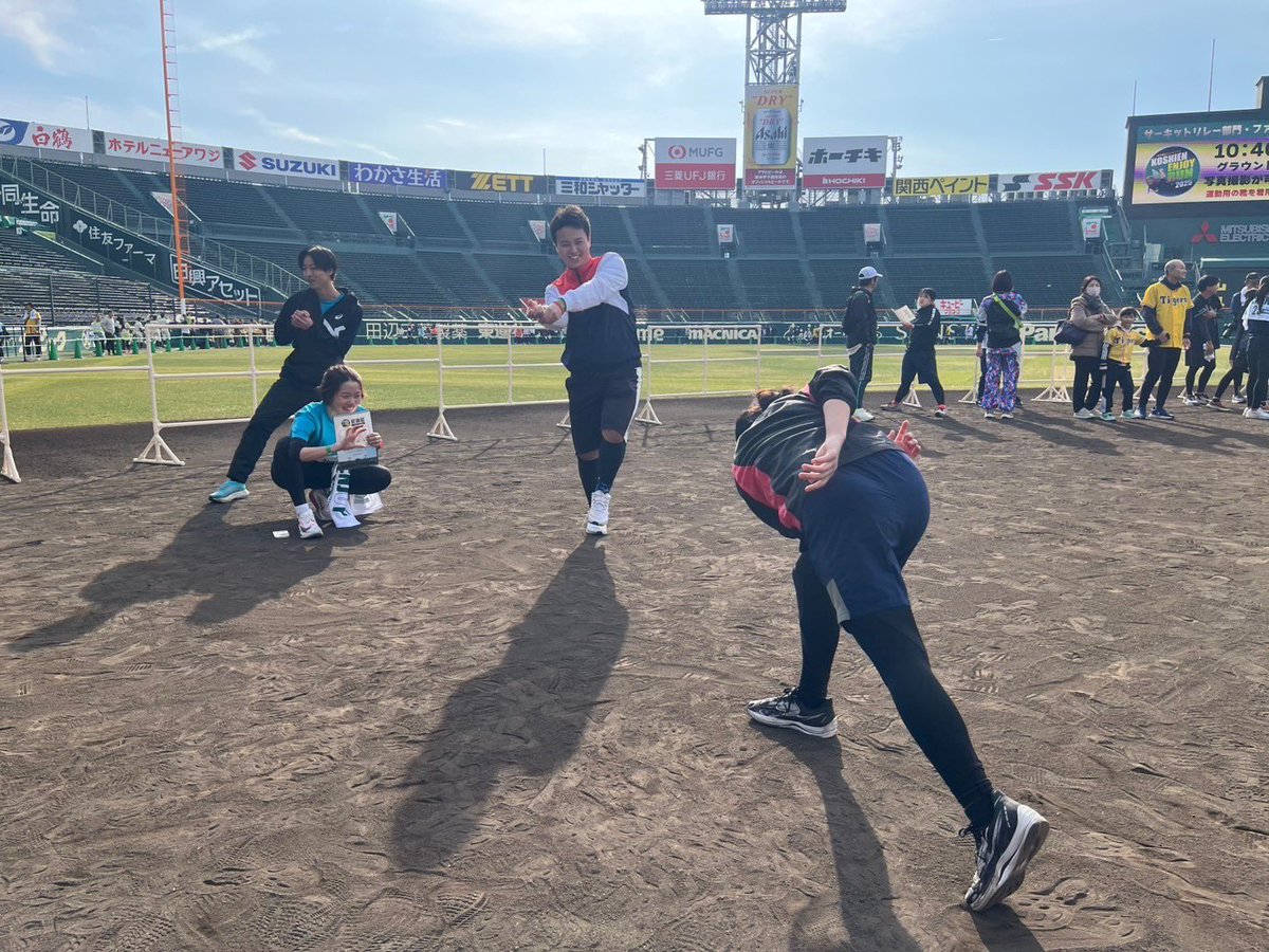 swiftrunner2005's tweet photo. 1月5日　甲子園駅伝⚾️

今日は甲子園球場を走って来ました！
2チームに分けて勝負したところ一周差でゴールしました😳

普段は入れないグラウンドでの撮影も沢山できて楽しい大会でした✨ https://t.co/Q0fJRgeejS