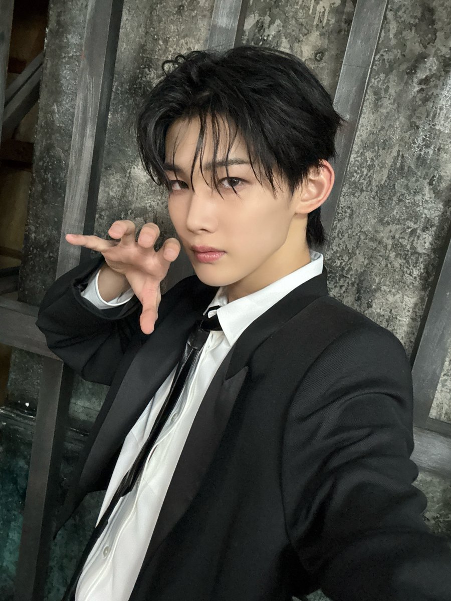 andTEAMofficial's tweet photo. 🌙 Special Video for LUNÉ 🌙

&amp;TEAM ‘Deer Hunter'
(https://t.co/6PrceyTZqE)

#andTEAM #NICHOLAS #YUMA #JO
#いつもありがとうLUNÉ https://t.co/hPmK5xhOd4
