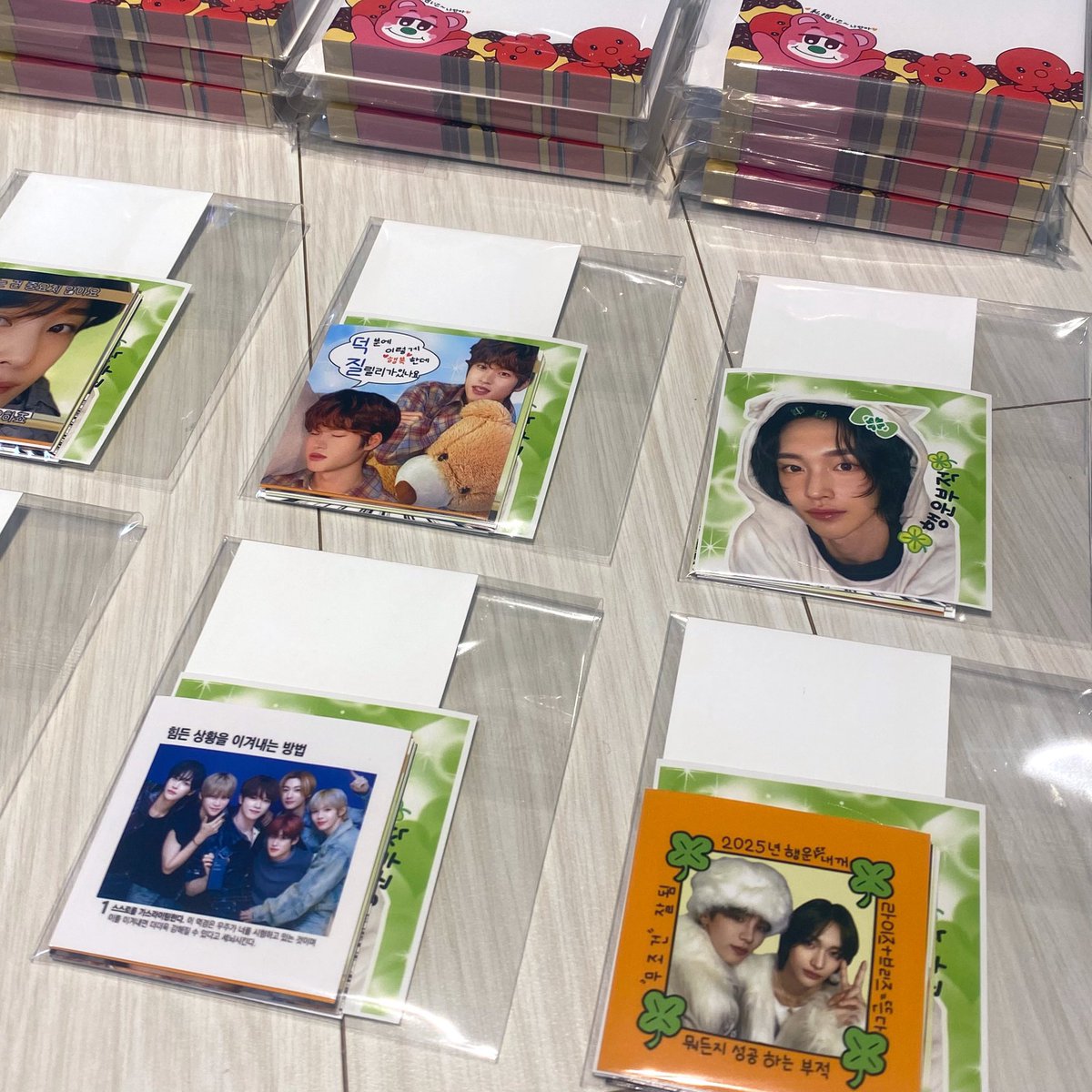 RIIZEFASHIONZIP's tweet photo. 🧡 [RIIZE 라이즈 굿즈 무료 나눔 이벤트] 🎁🧡
다가오는 R.B.R DAY 라브뜨데이 무료나눔 진행

많은분들이참여하실수있게 #RT 부탁드려요🙏🏻

📅 일시: 2025.02.08 1회차 2시 공연 관람전
 (10:00-12:00 or 12:00-13:00)
📍 장소: KBS 아레나홀 근처, 혹은 인근 카페 예정
(정확한 시간 및 장소는 당일 타래에 재공지)
🍀인증:라이즈응원봉 or 라브뜨모바일티켓 or 위버스로그인 셋중 하나
✨수량: 200set / 1인1SET + 🎰뽑기권1회🎰

🌟1set구성🌟(떡메,스티커,뽑기권1회)
리즈코 나안아 떡메 25장 1매 +원빈행운부적도무송3장+자석즈행운사각스티커3장+성찬,앤톤,소희,은석,쇼타로 사각스티커 각3장씩 +단체 사각스티커3장 총24장
+1인1set증정후 1인당 뽑기권1회자동지급❗️

⭐️뽑기구성물품⭐️
-라이즈포토카드 14장 
-원빈 고급 카드스티커 1매
(인형소품)
-튜브5개
-꽃모자3개
-사운드,플래시 작동되는 고퀄 카메라2개
-목도리15개
-헤드셋 실버.블랙 82개
-네잎클로버 28개
-쇼타로 떡메 본품 100장 10매
-스티커7종1set 40개

👉 참여 방법:  
1. 콘서트 당일 캐치원빈핑 을 찾아주세요! 
2.현재 게시물 리트윗 RT + 해당계정 팔로우 FOLLOW

💖 무겁게 두둑히 챙겨가니 많은 참여 부탁드려요 라브뜨 💖

🧡 [RIIZE ライズ グッズ 無料配布イベント] 🧡  
近づく R.B.R DAY ラブトゥデイ にて、グッズの無料配布を行います 🎁

📅 日時: 2025年2月8日 1回目 14時公演観覧前  
（10:00-12:00 または 12:00-13:00）  
📍 場所: KBSアリーナホール近く、または公演場周辺のカフェ予定  
（正確な時間と場所は当日スレッドに再告知します）

🍀 認証: ライズ応援棒 または ラブトゥモバイルチケット または ウィーバスログイン  
✨ ��量: 200個 1人1SET + 抽選券1回  
🌟 1set構成🌟（メモ帳、ステッカー、抽選券1回）  
リーズコ ナアンア メモ帳 25枚1枚 + ウォンビン幸運のお守りドムソン 3枚 + 磁石ズ幸運四角ステッカー 3枚 + ソンチャン、エントン、ソヒ、ウンズク、ショタロウ 四角ステッカー各3枚 + 団体四角ステッカー3枚 合計24枚  
+ 1人1set進呈後 1人につき抽選券1回自動支給  

⭐️ 抽選品目 ⭐️  
- ライズフォトカード 14枚  
- ウォンビン 高級カードステッカー 1枚  
（ぬいぐるみ小物）  
- チューブ 5個  
- 花帽子 3個  
- サウンド、フラッシュ作動の高品質カメラ 2台  
- マフラー 15個  
- ヘッドセット シルバー・ブラック 82個  
- 四つ葉のクローバー 28個  
- ショタロウ メモ帳 本品 100枚 10枚  
- ステッカー7種1set 40個  

👉 参加方法:  
1. コンサート当日 キャッチウォンビンピング を探してください！  
2. 現在の投稿をリツイート RT + 該当アカウントをフォロー FOLLOW  

⭐️翻訳機の使用により誤翻訳がある場合があります

🧡 [RIIZE Goods Free Giveaway Event] 🧡  
At the upcoming R.B.R DAY, we will be hosting a free giveaway of goods 🎁

📅 Date:  Feb 8, 2025, 1st show at 2 PM (before the performance)  
(10:00-12:00 or 12:00-13:00)  
📍 Location: Near KBS Arena Hall or at a nearby café (exact time and location will be announced on the day)

🍀 Verification: RIIZE cheering light stick or RABT mobile ticket or Weverse login  
✨ Quantity: 200 sets, 1 set per person + 1 lottery ticket  
🌟 Set Composition 🌟 (sticky notes, stickers, 1 lottery ticket)  
RIIZE Co. Naaan A sticky note 25 sheets 1 sheet + Wonbin lucky charm 3 sheets + Magnet lucky square stickers 3 sheets + Seongchan, Anton, Sohee, Eunsuk, Shotaro square stickers each 3 sheets + group square stickers 3 sheets for a total of 24 sheets  
+ After each person receives 1 set, 1 lottery ticket will be automatically issued to each person  

⭐️ Lottery Items ⭐️  
- RIIZE photo cards 14 sheets  
- Wonbin premium card sticker 1 sheet  
(toy accessory)  
- Tubes 5 pieces  
- Flower hats 3 pieces  
- High-quality cameras with sound and flash 2 pieces  
- Scarves 15 pieces  
- Headsets Silver & Black 82 pieces  
- Four-leaf clovers 28 pieces  
- Shotaro sticky notes main items 100 sheets 10 sheets  
- 7 types of stickers 1 set 40 pieces  

👉 How to Participate:  
1. On the concert day, look for Catch Wonbin Ping!  
2. Retweet this post + follow the corresponding account  

💖 There may be inaccuracies in translation due to the use of translation tools.

#라브뜨나눔 #라브뜨무료나눔 #라브뜨이벤트