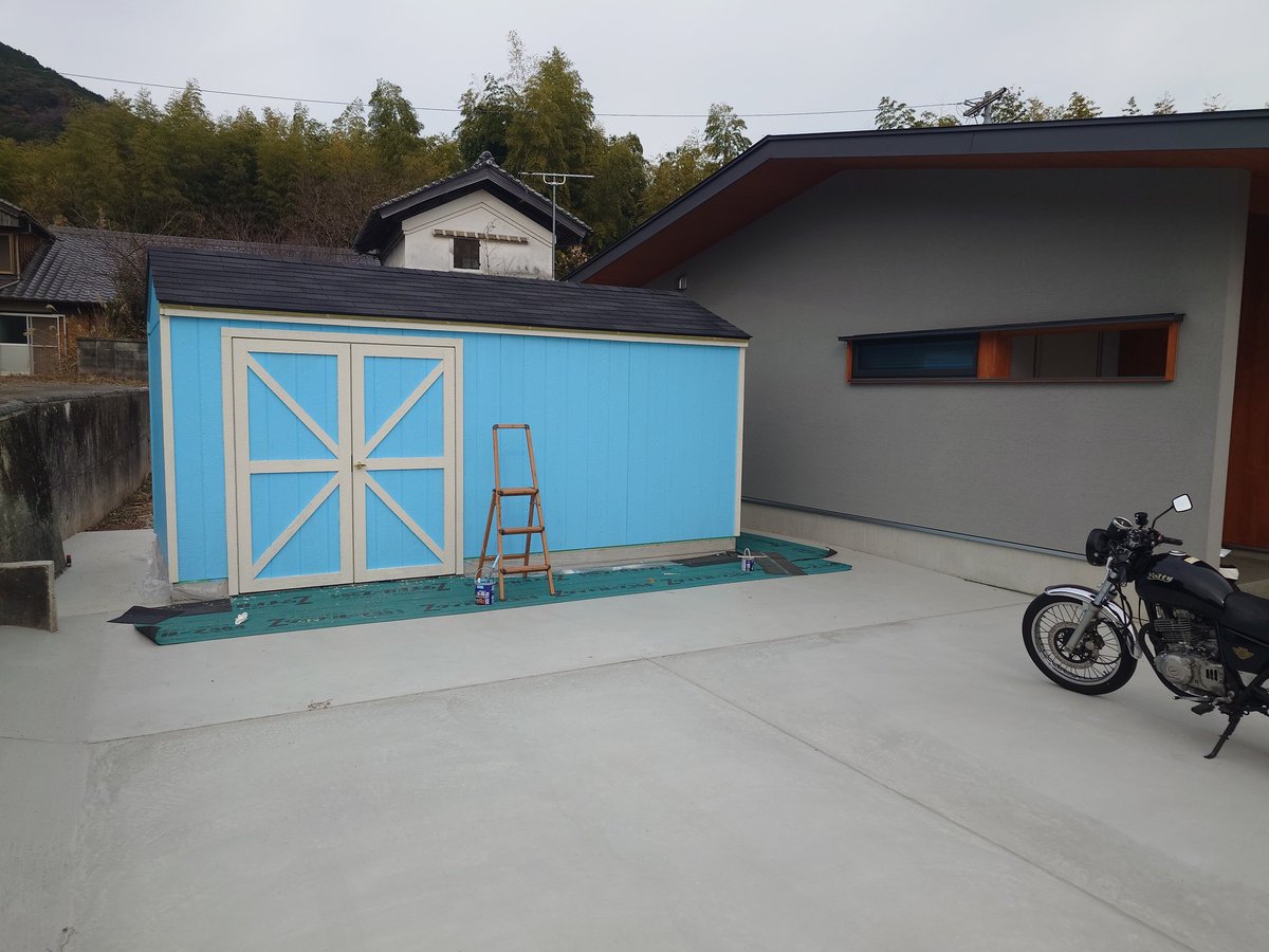 brutale800ds's tweet photo. 明けまして小屋の塗装やってます https://t.co/aoGM8Vs5wN