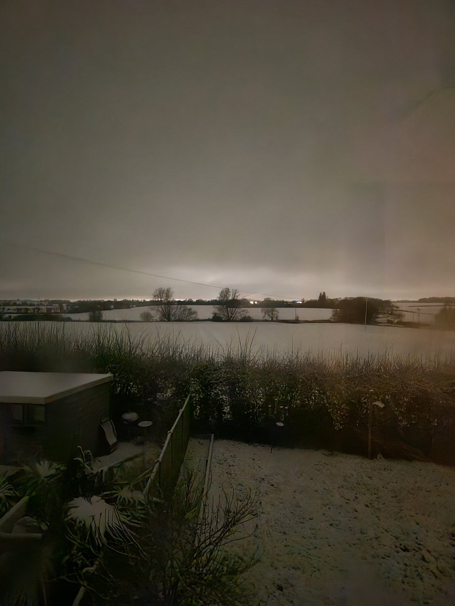 farmingnotes's tweet image. Due to #fibromialgia insomnia, I can at least prove that it did indeed snow in #Essex before it all melts with the promised 10 degrees later on. Also ever impressed with my phones camera... #2amclub