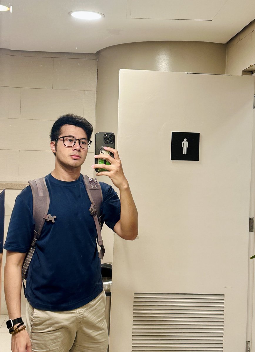 ronnrobby's tweet photo. I look like a wasian taking post grad in an Ivy league school 🤓 https://t.co/7wxC4IltIO