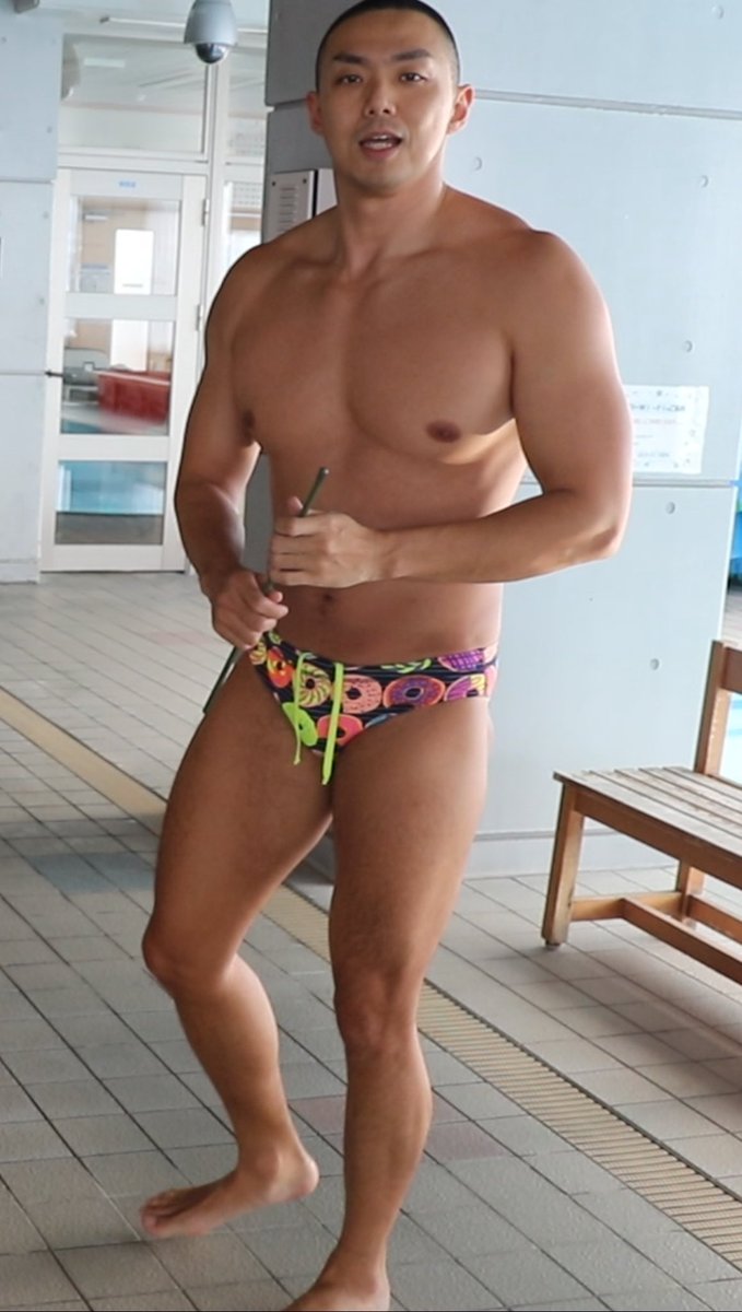 やっぱカラダでかいな。 今日はドーナツ柄の水着🩳🍩