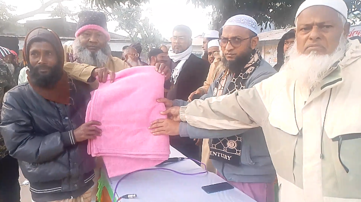 আত্রাইয়ে বাংলাদেশ জামায়াতে ইসলামীর উদ্যোগে শীতবস্ত্র বিতরণ