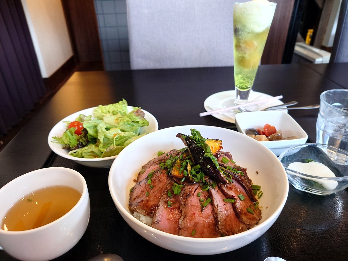 ローストビーフ丼とクリームソーダ美味しかった︎︎👍