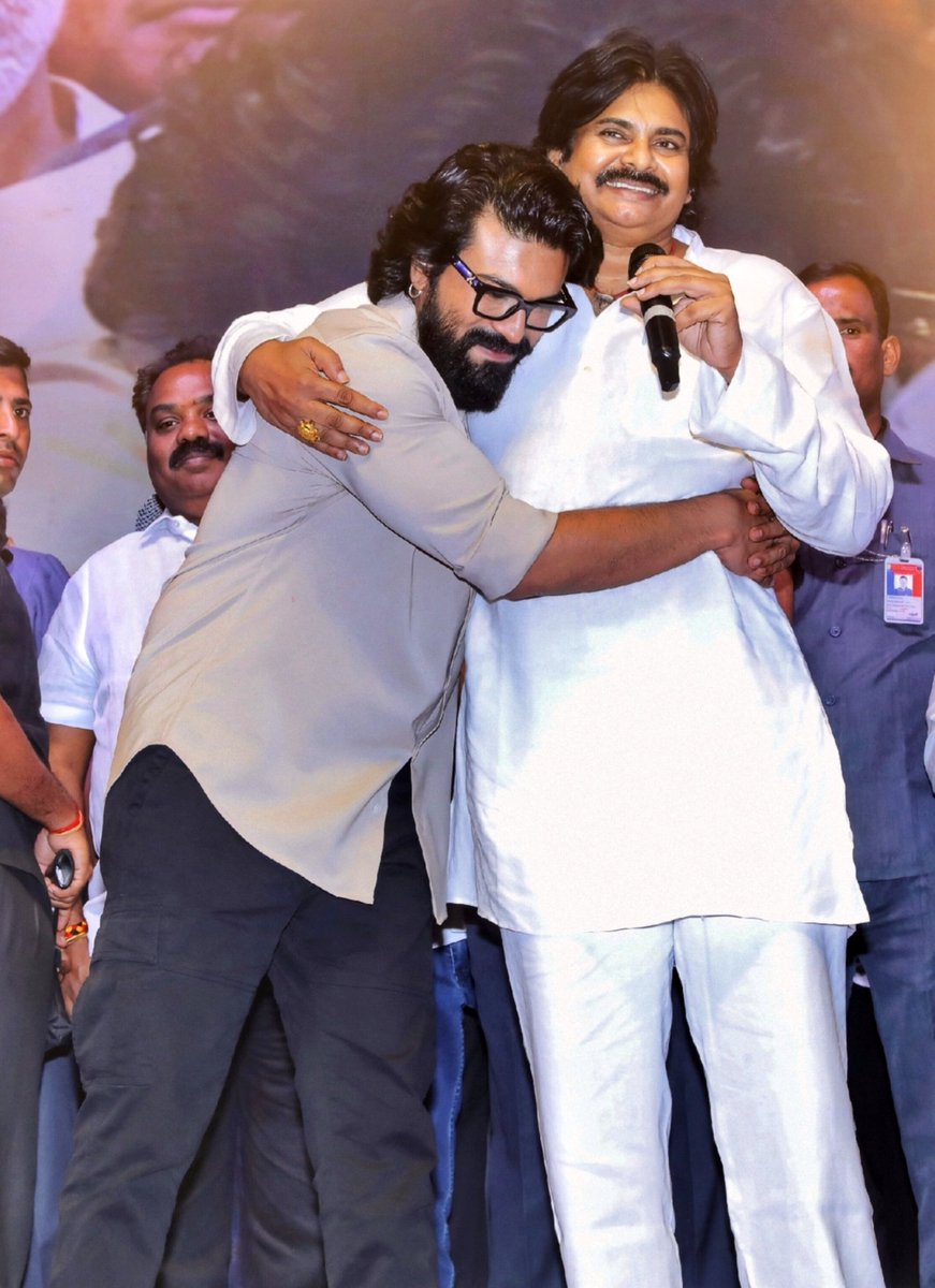 AkhilShatagni's tweet image. Eye Feast,Babai-Abbai ❤️🤗🫂

#PawanKalyan #RamCharan #MegaPowerEvent #GameChanger #rc #pspk #pk #charan #kalyan @GameChangerOffl