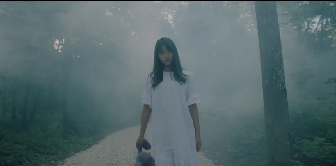 TachibanaHanam1's tweet photo. Okay after almost 8 years I just realized that Siyeon is holding a roll of Photos not a Doll..!!😭😭
It's the same photo that Sua destroyed..!
But why did Siyeon bring the photo out of the Mansion..?🤔
#Siyeon #Dreamcatcher #Teory https://t.co/yM4F6UcaCo