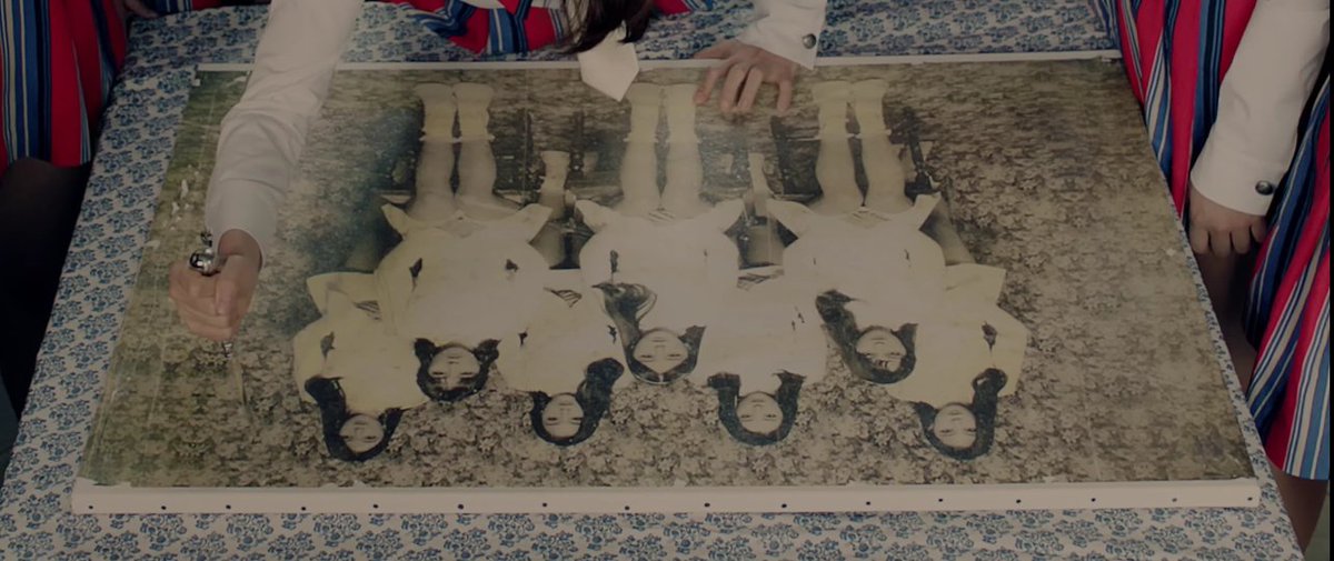 TachibanaHanam1's tweet photo. Okay after almost 8 years I just realized that Siyeon is holding a roll of Photos not a Doll..!!😭😭
It's the same photo that Sua destroyed..!
But why did Siyeon bring the photo out of the Mansion..?🤔
#Siyeon #Dreamcatcher #Teory https://t.co/yM4F6UcaCo