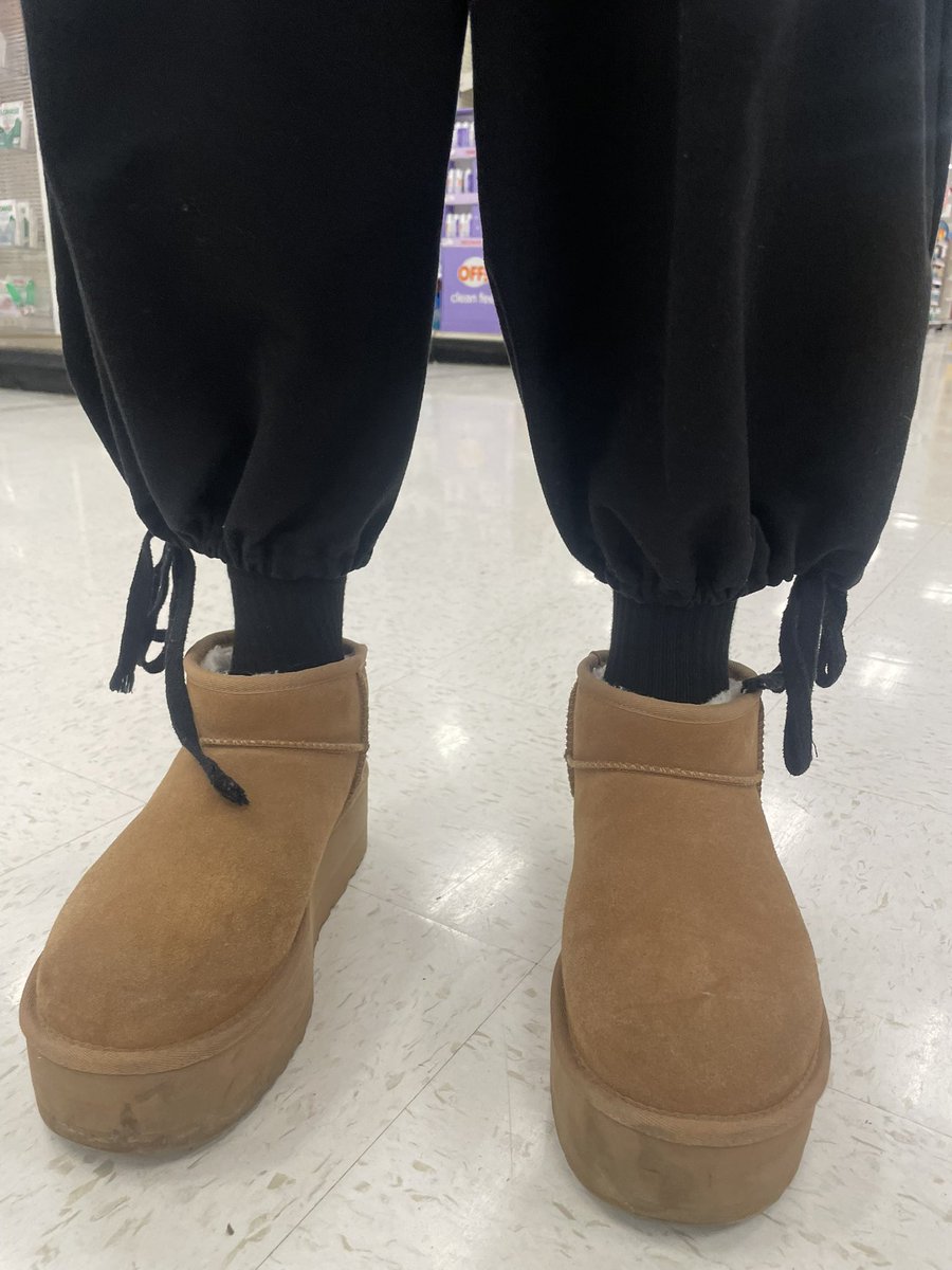 hafadrippin's tweet image. do NOT get uggs if you’re a size 9+