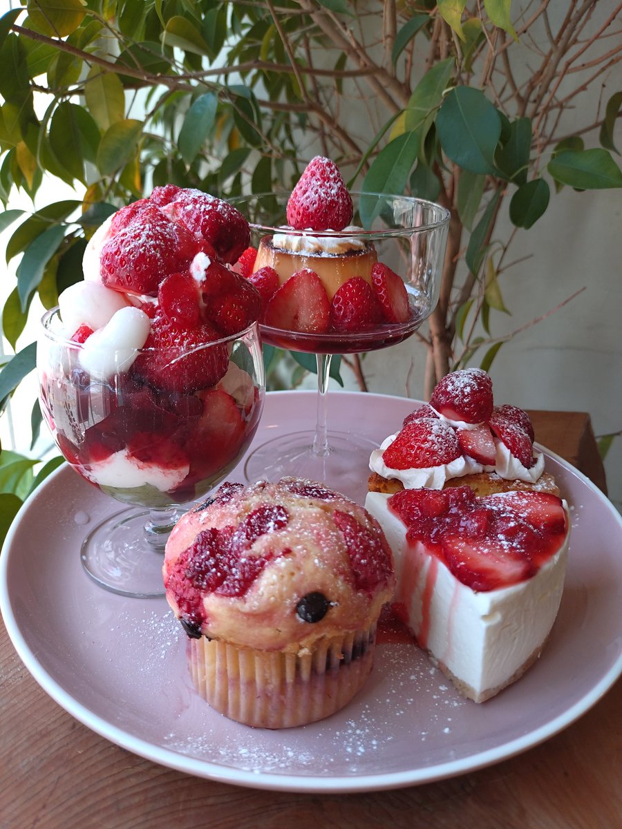 konatsu_takagi's tweet photo. 🔴e-cafe
🔵和イチゴパーティー🥳🍓
#パフェ #ケーキ #レアチーズケーキ #タルト #マフィン
の盛り合わせ
たっぷり使われた🍓
爽やかなイチゴの酸味と甘さ😆
癒やされます✨
#カフェ #cafe #ecafe #四天王寺前夕陽ヶ丘駅 #イチゴ #パーティー #プリン #パフェ #ケーキ #タルト https://t.co/5hmKrYLRQJ