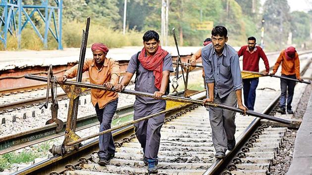 एक तो भर्ती नहीं निकालते ऊपर से कंजूसी करती है यह निकम्मी सरकार 
"सभी छात्रों की यही मांग 
ITI को शामिल किया जाए"
 #Iti_Qualification_In_GroupD 
#अनुसूचित_क्षेत्र_आरक्षण_मोर्चा_रैली
#RailwayLevel1_1Lakh_BhartiDo