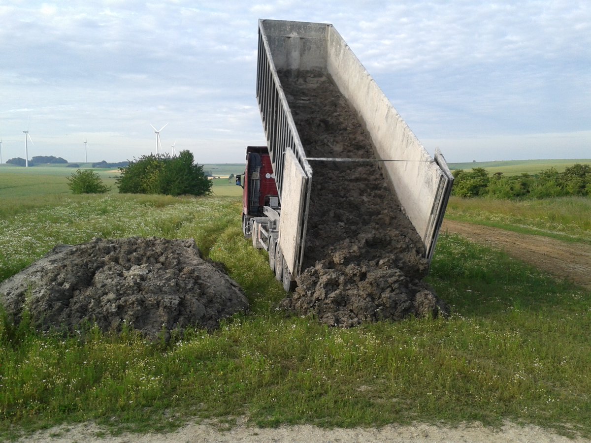GuyotVincent02's tweet photo. Y a une décennie, le #NOURRIR ?
1 - #Apport d' Azote en sol. 39, et dans 10 ans ?
2 - Démarrage de la "bricole" pour les couverts 🍀
3 - Les organiques, c'est pas nouveau sur la ferme, écumes et compost depuis + d'une décennie.
4 - Restitution des couverts au sol sans labour
3/5 https://t.co/FLE8ayLwCW