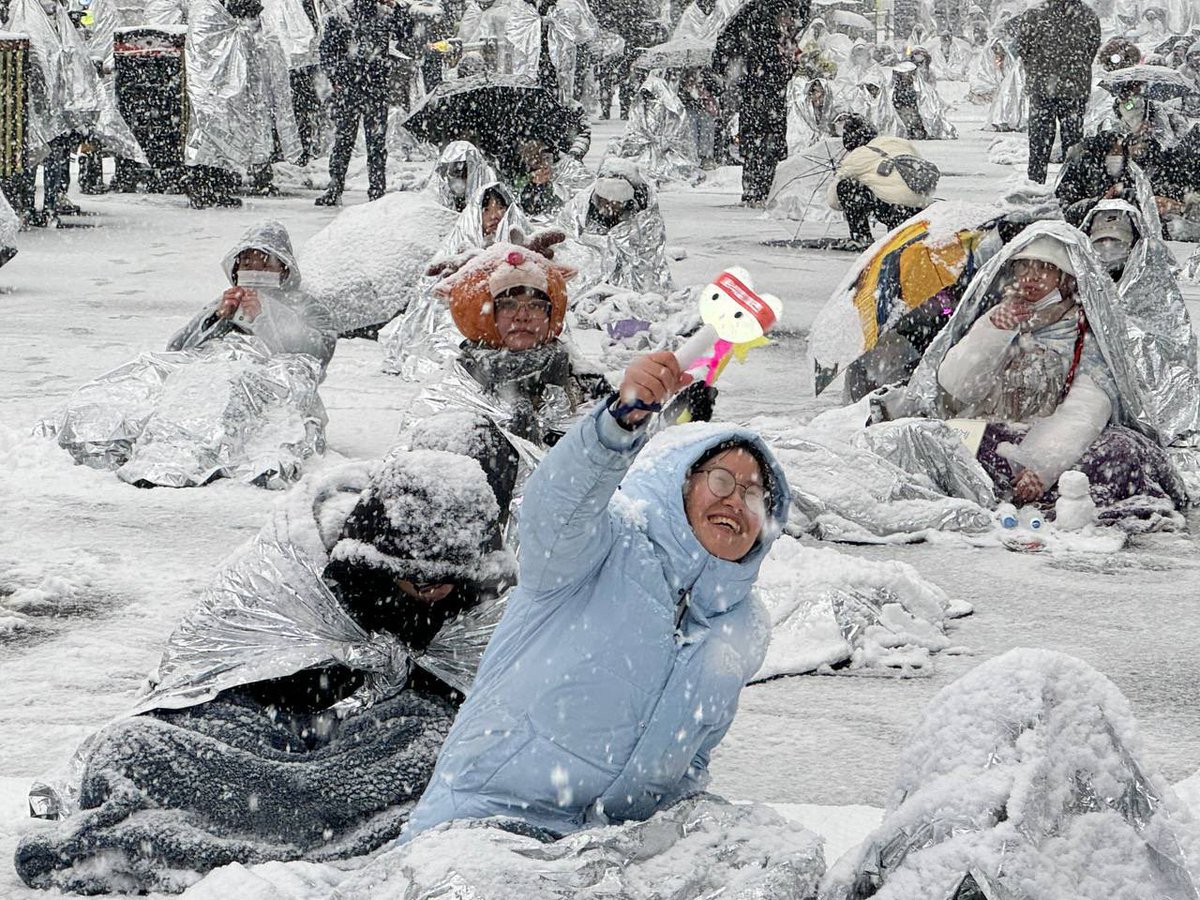 오늘 계속 돌고있는 이 사진의 주인공은 바로 절대 웃음을 잃지 않는 진보당 정혜경 의원입니다 (그 뒤에 죽어가는 비서관...)