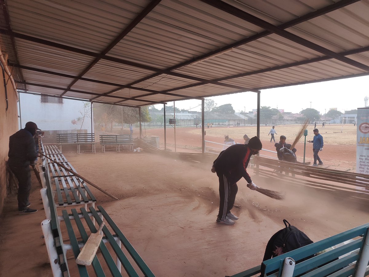 islaminind's tweet image. Majlis Khuddamul Ahmadiyya #Osmanabad (Dharashiv), #Maharashtra, along with local activists, sports officers, young martial artists &amp;amp; community members, organized a successful Misaali Waqare Amal (exemplary clean-up drive) at Shri Tuljabhavani Stadium.

#CleanUpDrive