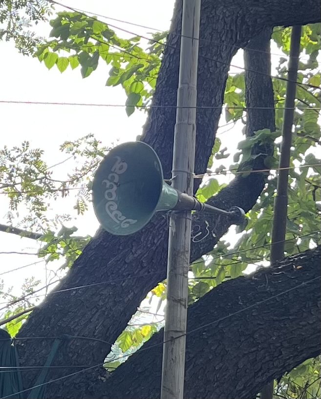 yagna's tweet photo. Why are the banned cone loud speakers used in #chitrasanthe ⁦@BlrCityPolice⁩ ?
They are pound and noisy and spoil the experience. And it’s illegal too! https://t.co/Qj8DT0xcaS