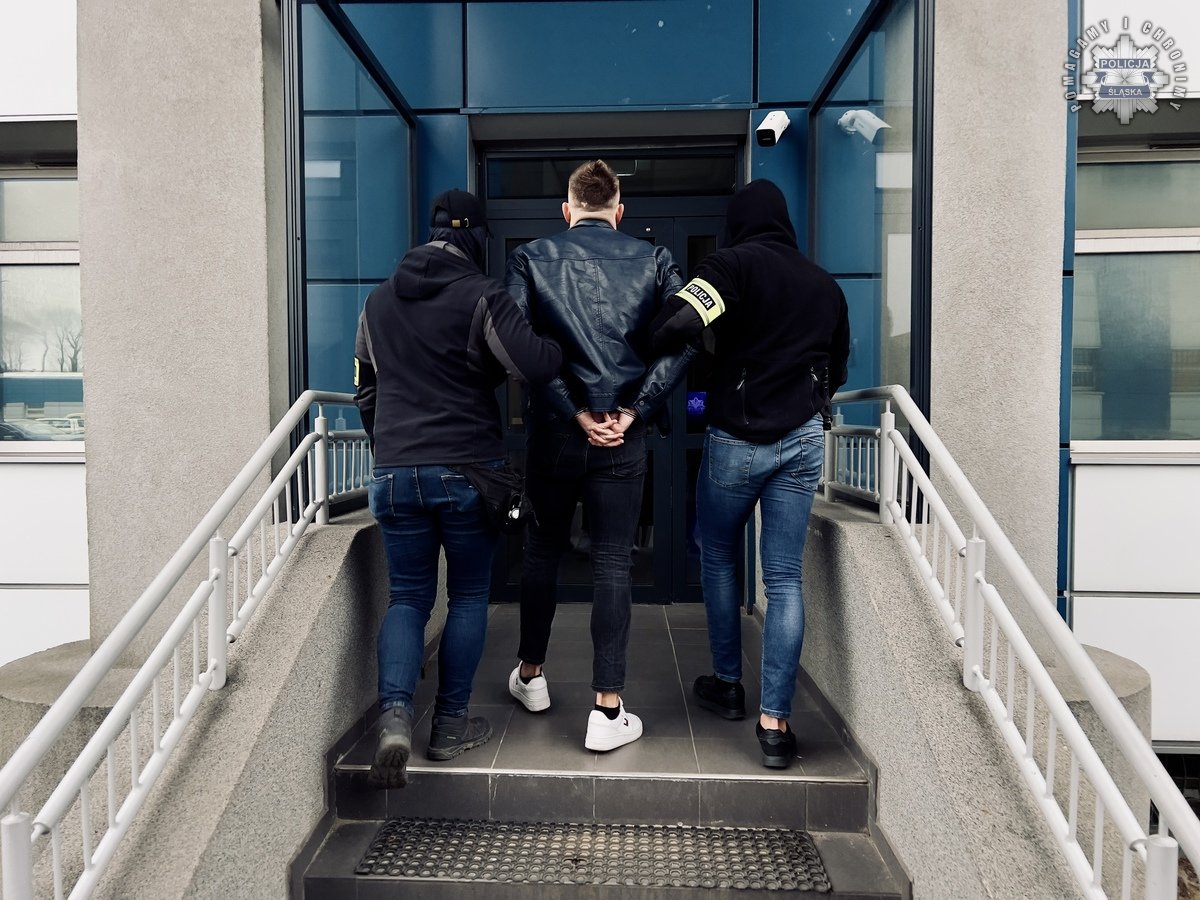 29-latek z Katowic groził bronią palną i nożem swoim wrogom w internecie. Kibol jest już w rękach policji #Katowice infokatowice.pl/2025/01/05/29-…