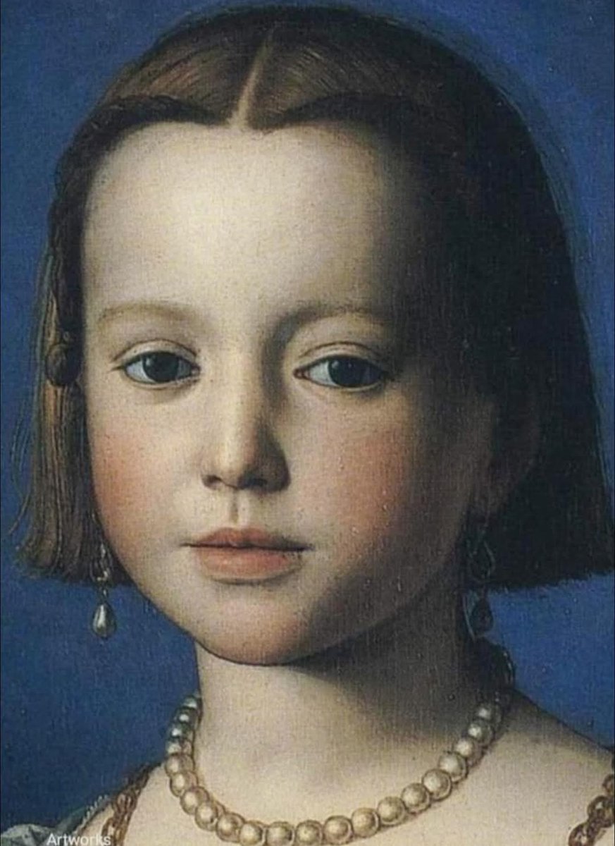 Superbe portrait de Bianca de Médicis que l'on peut admirer aux galeries des Offices, réalisé par le Bronzino.
Cette jeune fille, des siècles plus tard, continue de captiver et d'hypnotiser les spectateurs.
Bianca était la fille aînée naturelle du jeune Cosimo I de Médicis.