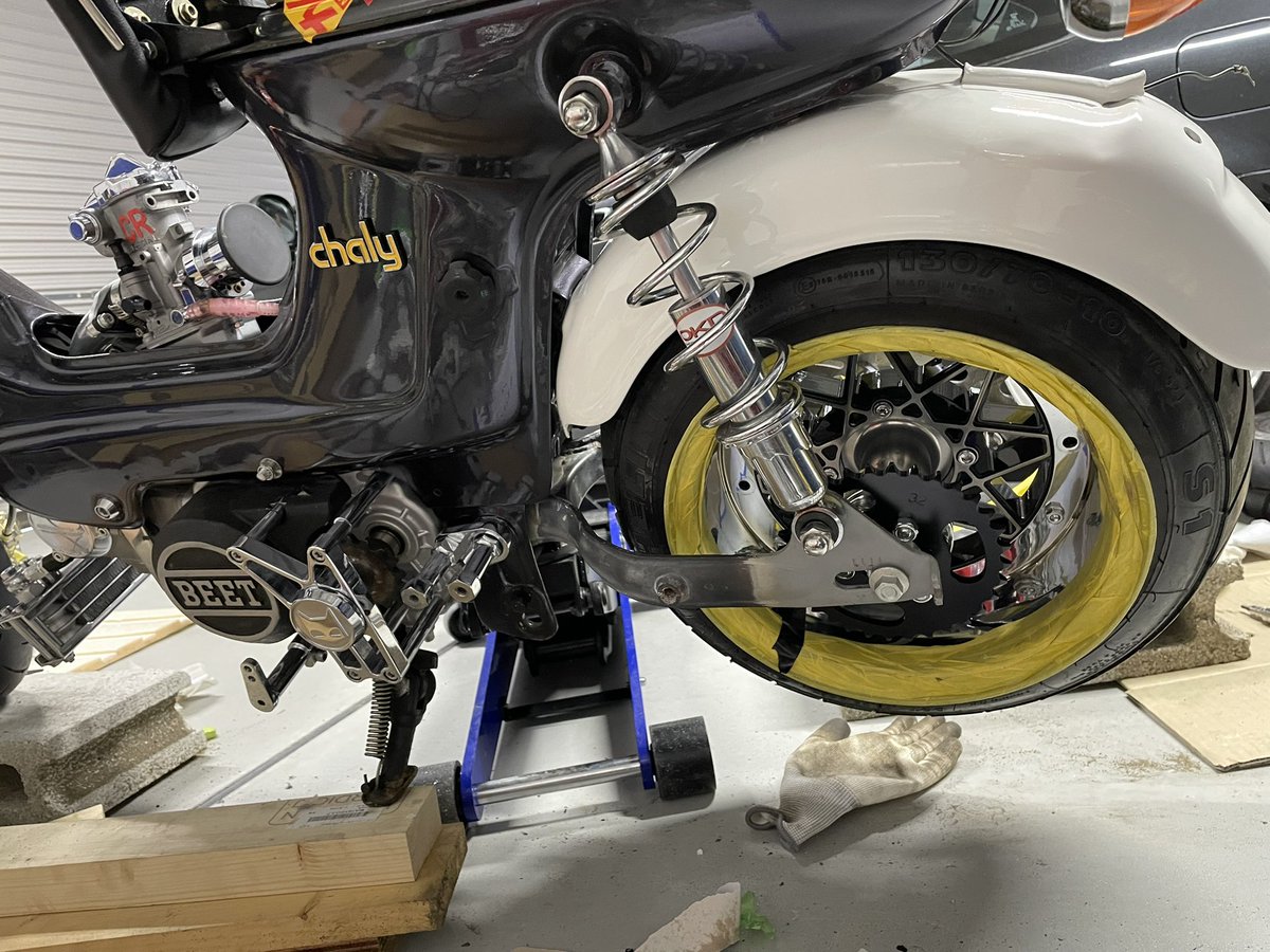 2025年はバイクを完成させたい😆

フロントもタイヤ組んでみた
フェンダーとの隙間どうやって埋めようか
車高も決まってないし😕

リアは3ミリずらしてセンター出たかな
チェーンラインは良さげ♡