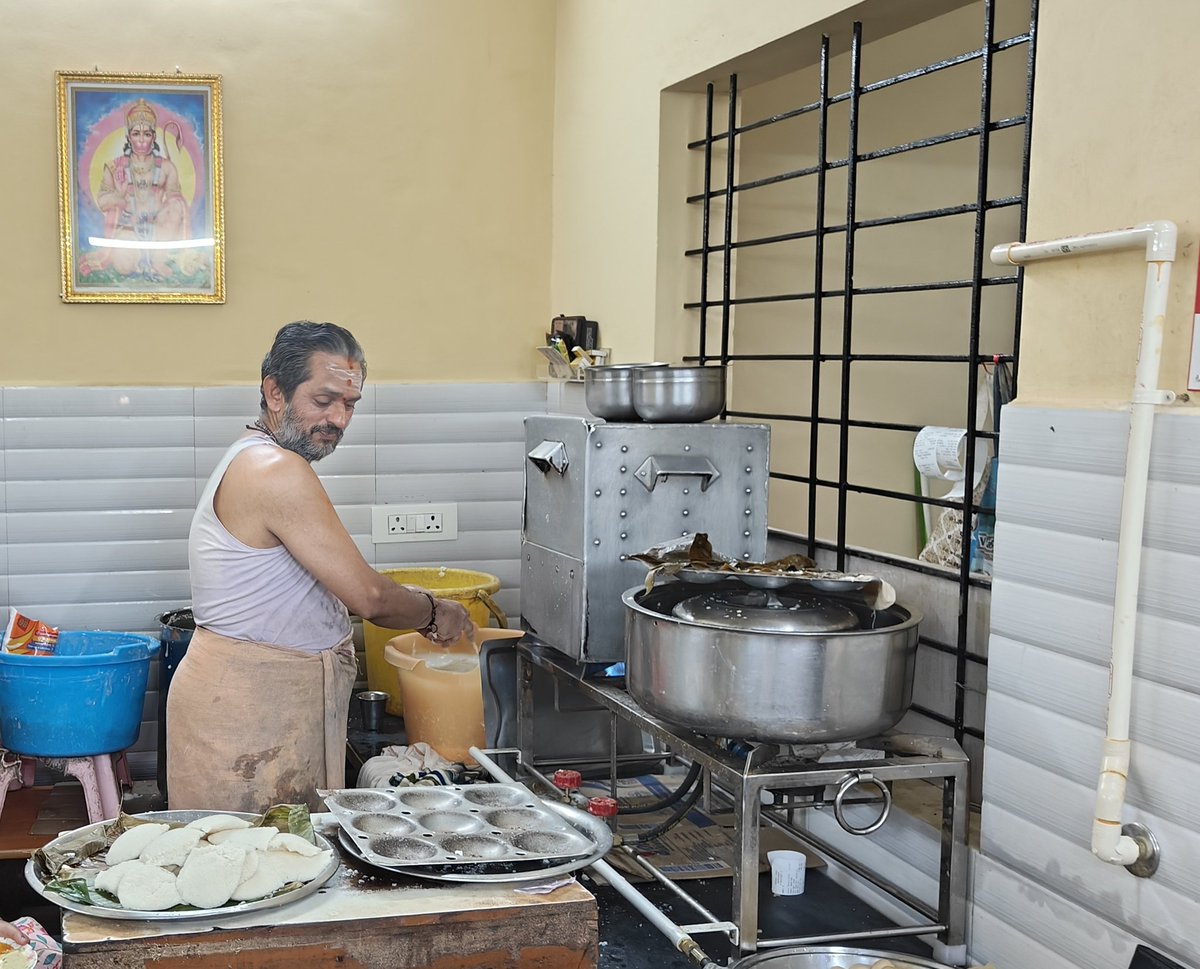 📍Holla's Maruti Tiffin Center, Sringeri. 

A family business right opposite the Sharada Peetham, run with utmost sincerity!

They serve a very hearty and simple breakfast that is sure to fill your heart to the brim ♥️