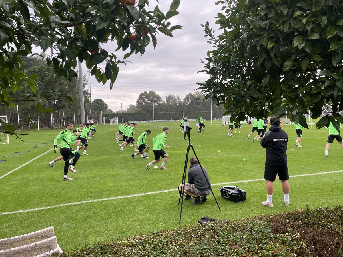 Flonaldo22's tweet photo. Happy Birthday zum 22., Eric Uhlmann! Die dritte Trainingseinheit in #Belek beginnt. #h96 https://t.co/kcbF26Ifjm