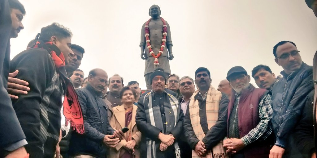 SanyuktaBhatia's tweet photo. उत्तर प्रदेश के पूर्व मुख्यमंत्री, पद्म विभूषित श्रद्धेय बाबूजी स्व० कल्याण सिंह जी की 93वीं जन्म जयंती के उपलक्ष्य पर नगर निगम कार्यालय के समक्ष स्थापित प्रतिमा पर श्रद्धा सुमन अर्पित किए। https://t.co/Rd4fpER1Mr