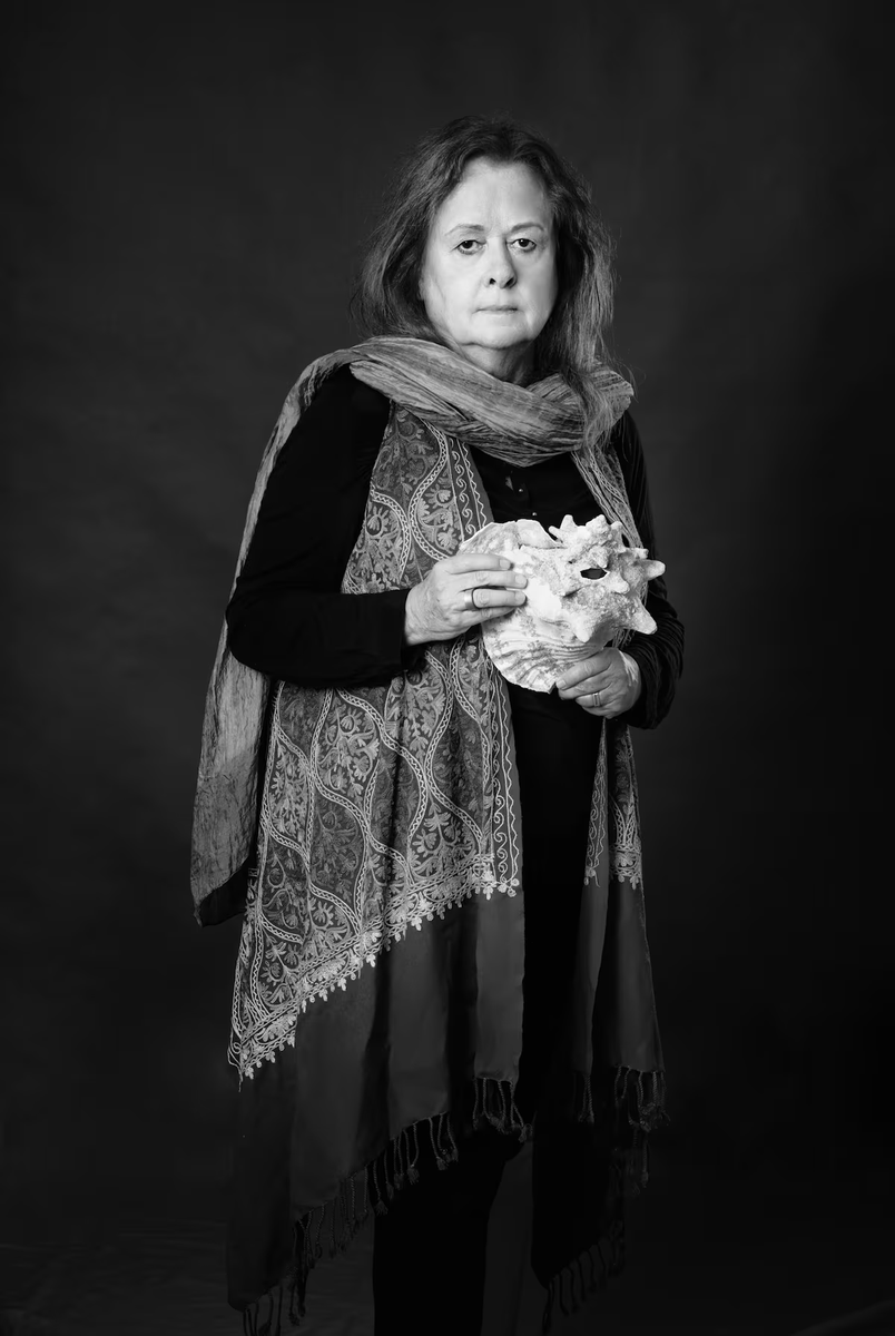 mixdevil66's tweet photo. Muere a los 70 años la fotógrafa #PatriciaAllende, hermana de #OukaLeele. La contemplación de la naturaleza inspiró su obra, que evolucionó al informalismo y estuvo caracterizada por una gran sensibilidad y la fascinación por el agua. Por @manolomoralesr https://t.co/a6W31ediG7 https://t.co/NDtlHkRQj7