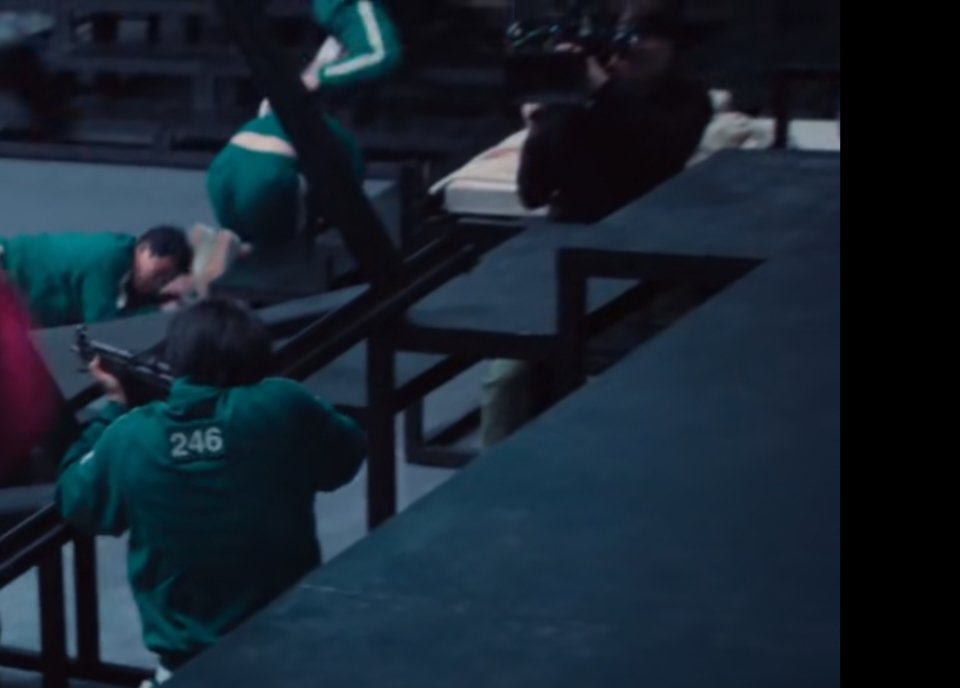 rjkumar_pm's tweet image. Bro I saw a cameraman..in one of the scenes of squid game season 2..
#SquidGame2 🫠
#SquidGameSeason2