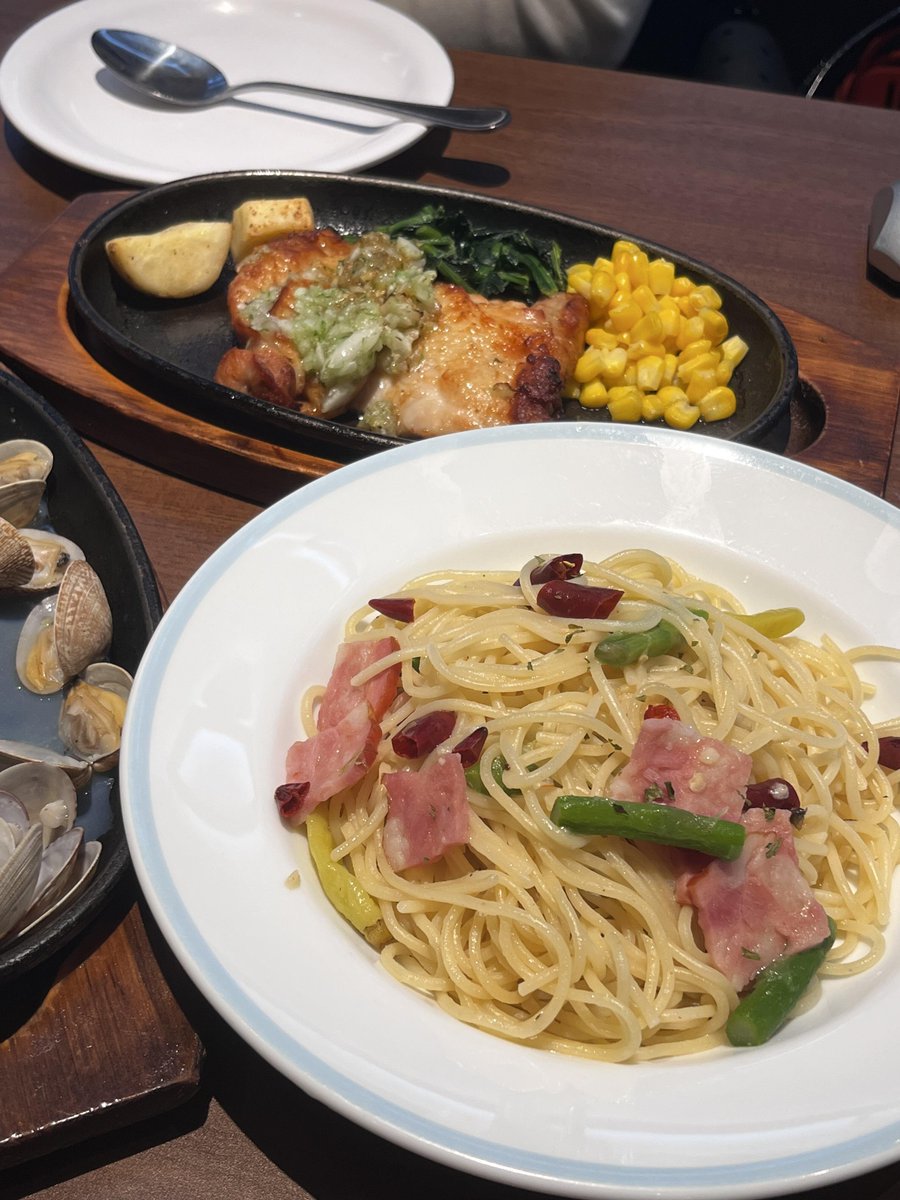 Atopossfx's tweet photo. 土曜日は友達と過ごす楽しい日です。🥰 https://t.co/h5mwXFiGzF