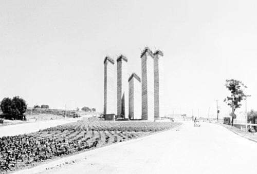 areasvellas's tweet photo. Las Torres de Satélite en proceso de construcción...
#art #sculpture #construction #LuisBarragán #Barragán #MathíasGoeritz #Goeritz https://t.co/PJW1dNR3wV