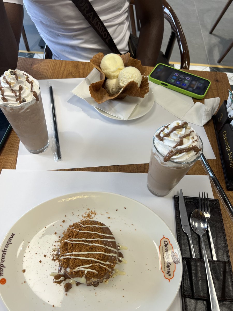 Ce nouveau restaurant a ouvert ses portes dans la ville de Douala 🤩 ;

Nom: Chocolate Sarayi
📍: bonamoussadi 
💸:[3000~8000[
Accessibilité et Sécurité : ✅
Confort et déco: très beau ✅
Propreté : ✅
Service :✅
Très délicieux 🤌🔥 100%

Abonne toi pour plus de découvertes 😊