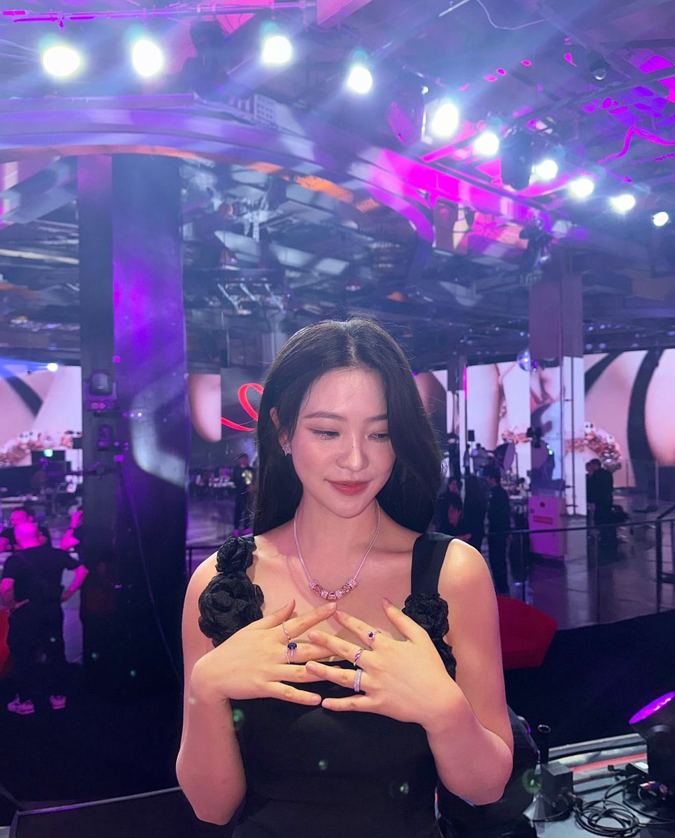 naelisja's tweet photo. @adorache ㅤ
selamat malam, The Cariño yang Nelie cintai. Nelie mau ngucapin terima kasih yang sebesar besarnya untuk semua Adoramly yang selalu meramaikan suasana dari awal kemunculan Adorache sampai hari ini. Nelie seneng banget bisa ketemu sama kalian semua, ciyus.  
ㅤ https://t.co/2UhPmryu9s