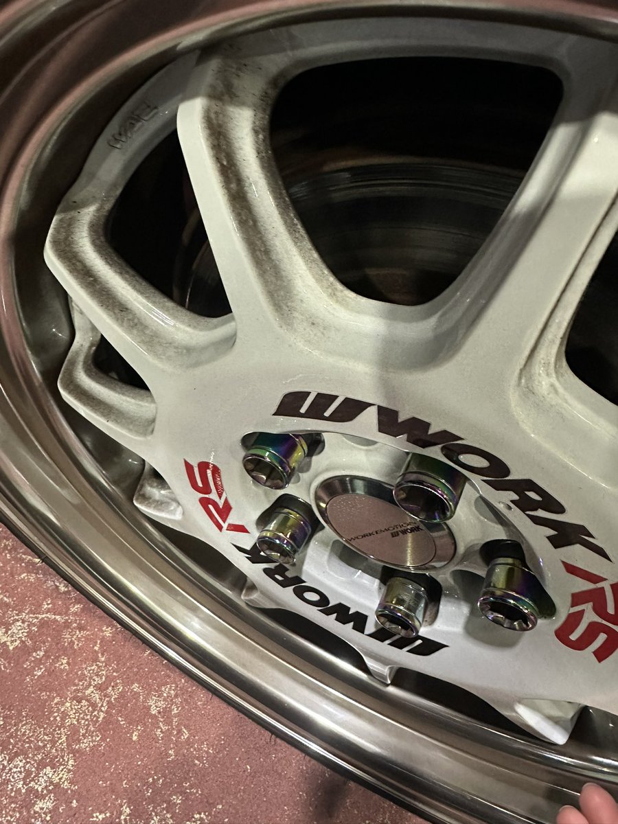 洗車して軽く峠走ったらこれ。
ブレーキダスト出過ぎ。。。