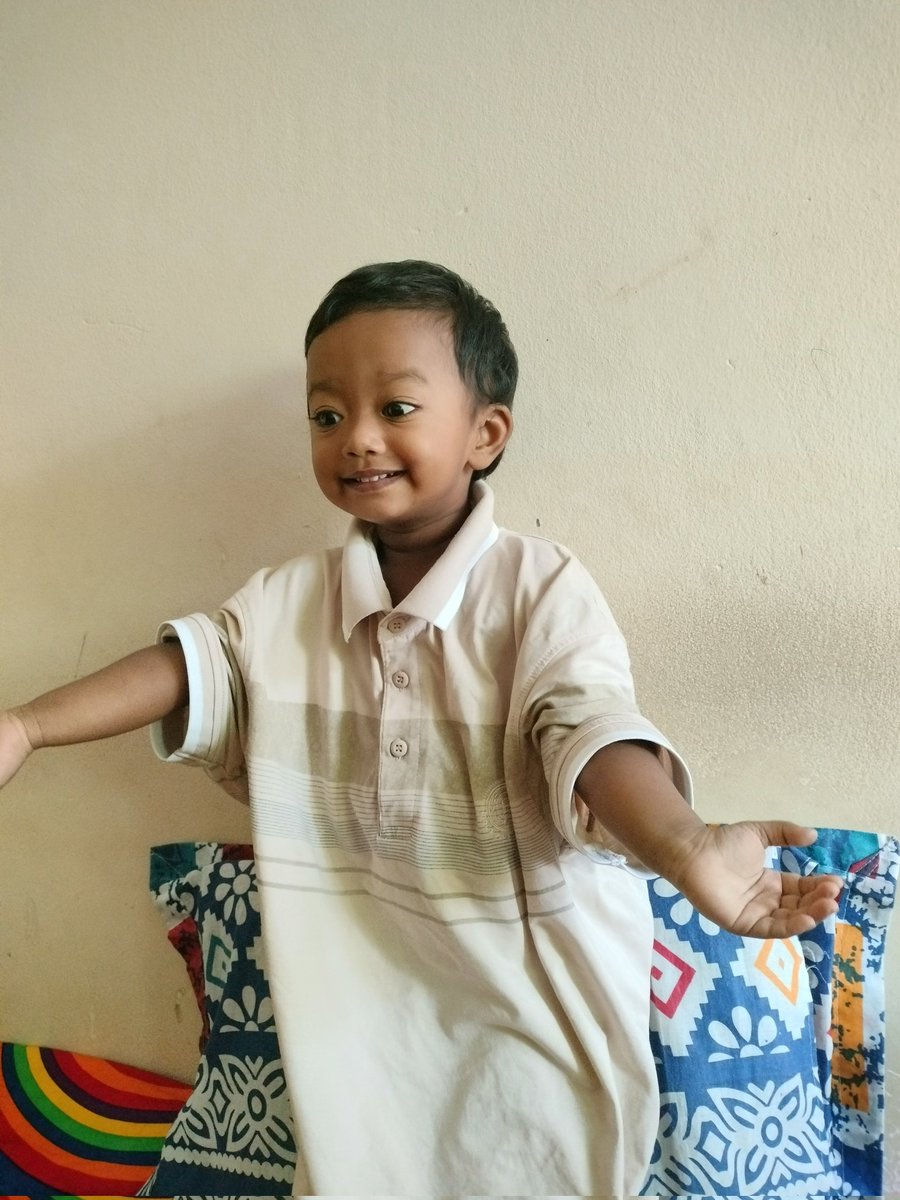 zrniloy's tweet photo. আমি বড় হয়ে গেছি, আমাকে বড় জামা দাও..🫠 https://t.co/oIHXFYYrcg