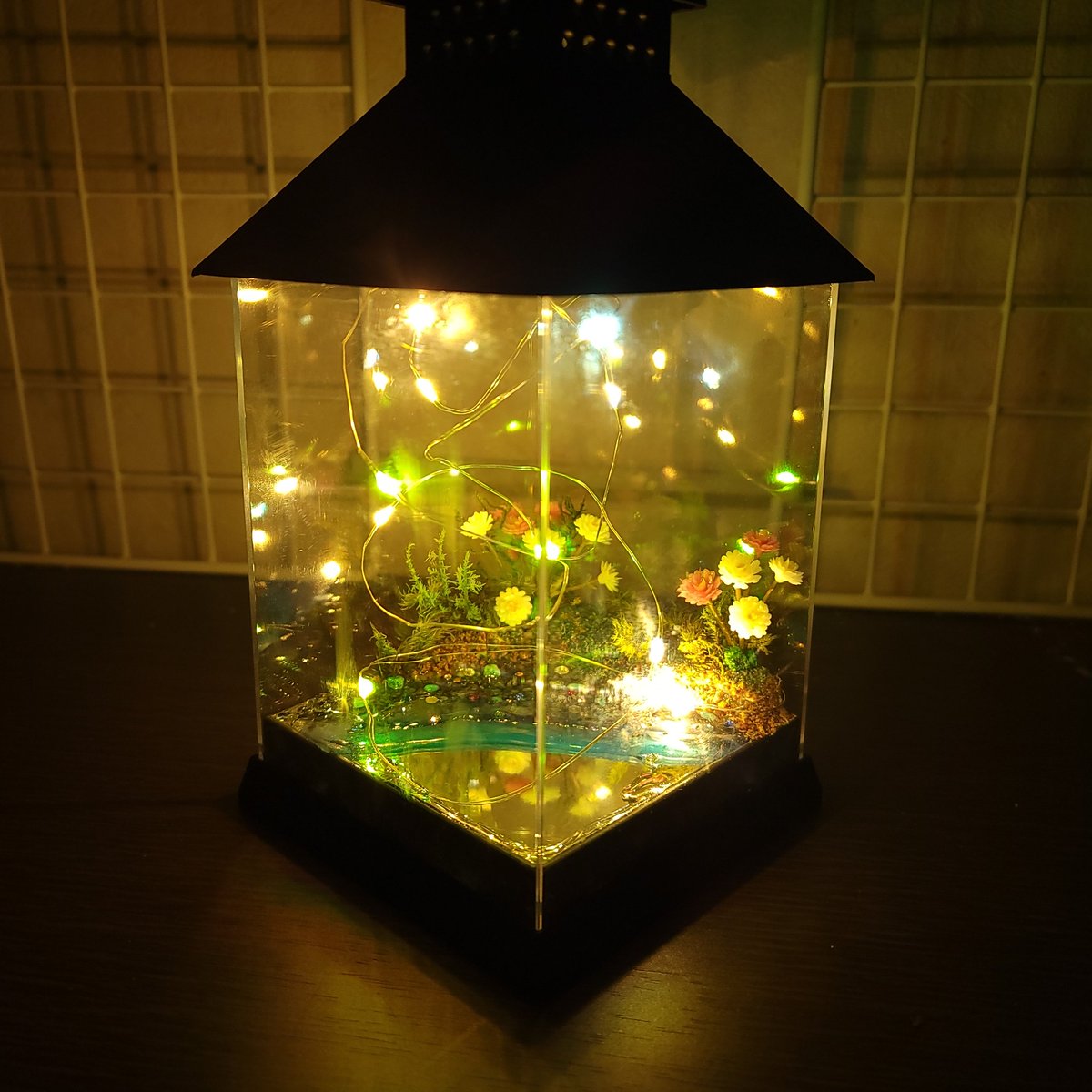 resuresu2's tweet photo. ガンプラ用ジオラマの練習の一貫としてDAISOの300円のLEDランプランタン？にアレンジしてみました。
下面の鏡や側面に反射して結構綺麗です。

#DAISO
#100均一
#雑貨 https://t.co/nesTmhgKKU
