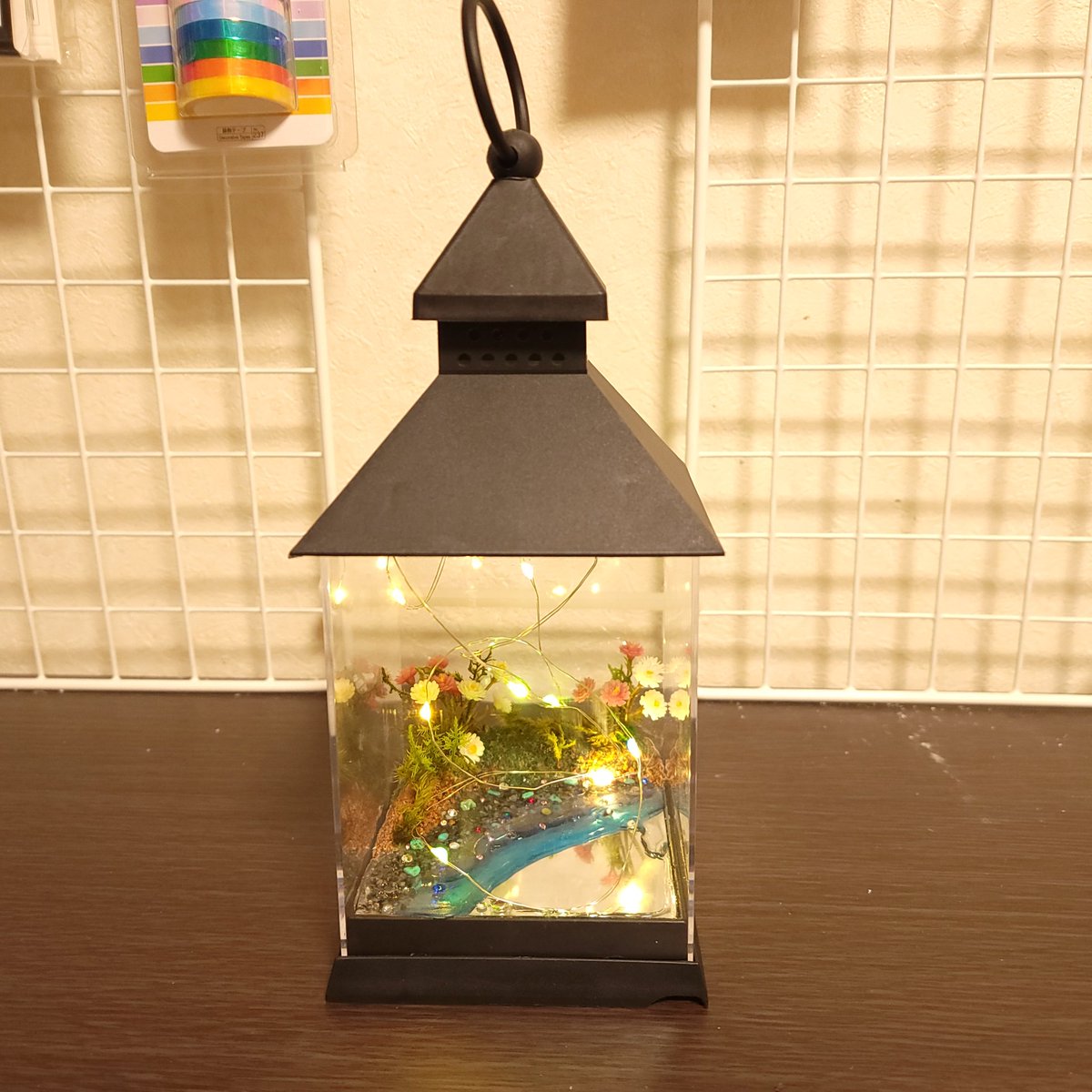 resuresu2's tweet photo. ガンプラ用ジオラマの練習の一貫としてDAISOの300円のLEDランプランタン？にアレンジしてみました。
下面の鏡や側面に反射して結構綺麗です。

#DAISO
#100均一
#雑貨 https://t.co/nesTmhgKKU