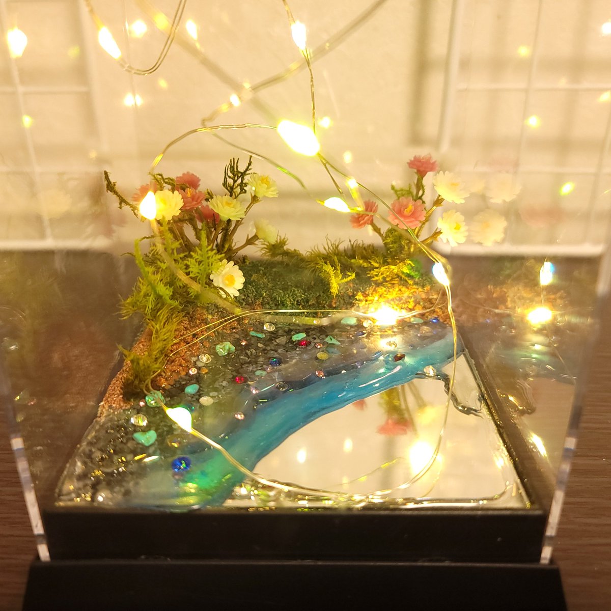 resuresu2's tweet photo. ガンプラ用ジオラマの練習の一貫としてDAISOの300円のLEDランプランタン？にアレンジしてみました。
下面の鏡や側面に反射して結構綺麗です。

#DAISO
#100均一
#雑貨 https://t.co/nesTmhgKKU
