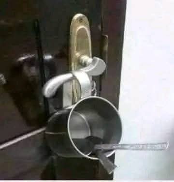 شوہر جب رات کو دیر اور خاموشی سے گھر واپس آتا ہے 
،تو بیوی وہ ٹیکنالوجی استعمال کرتی ہے جو ناسا کے پاس بھی نہیں😂🤣

#گولی_کیوں_چلائی