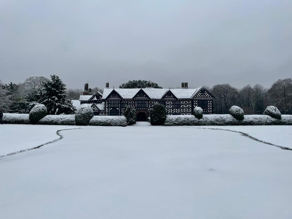 sarahwiggins02's tweet photo. A very beautiful place to work 📸❄️
#spekehall
#nationaltrust https://t.co/nWF7mdeYf3