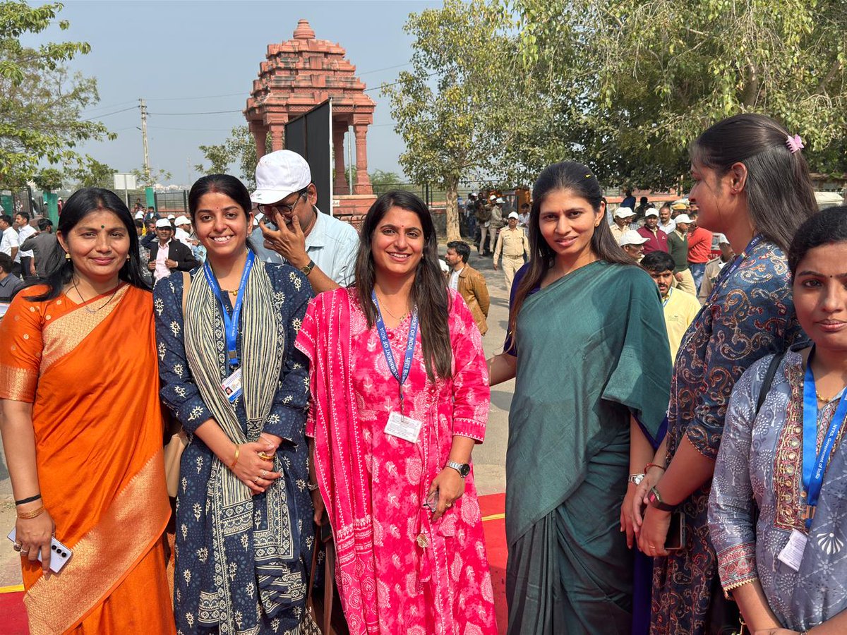VRogha's tweet photo. Interacted with Raksha Khadese mam, Minister of State of Youth Affairs and Sports, Government of India in Good Governance Day Padyatra in Vadnagar Mehsana https://t.co/MjMd1aKZhW