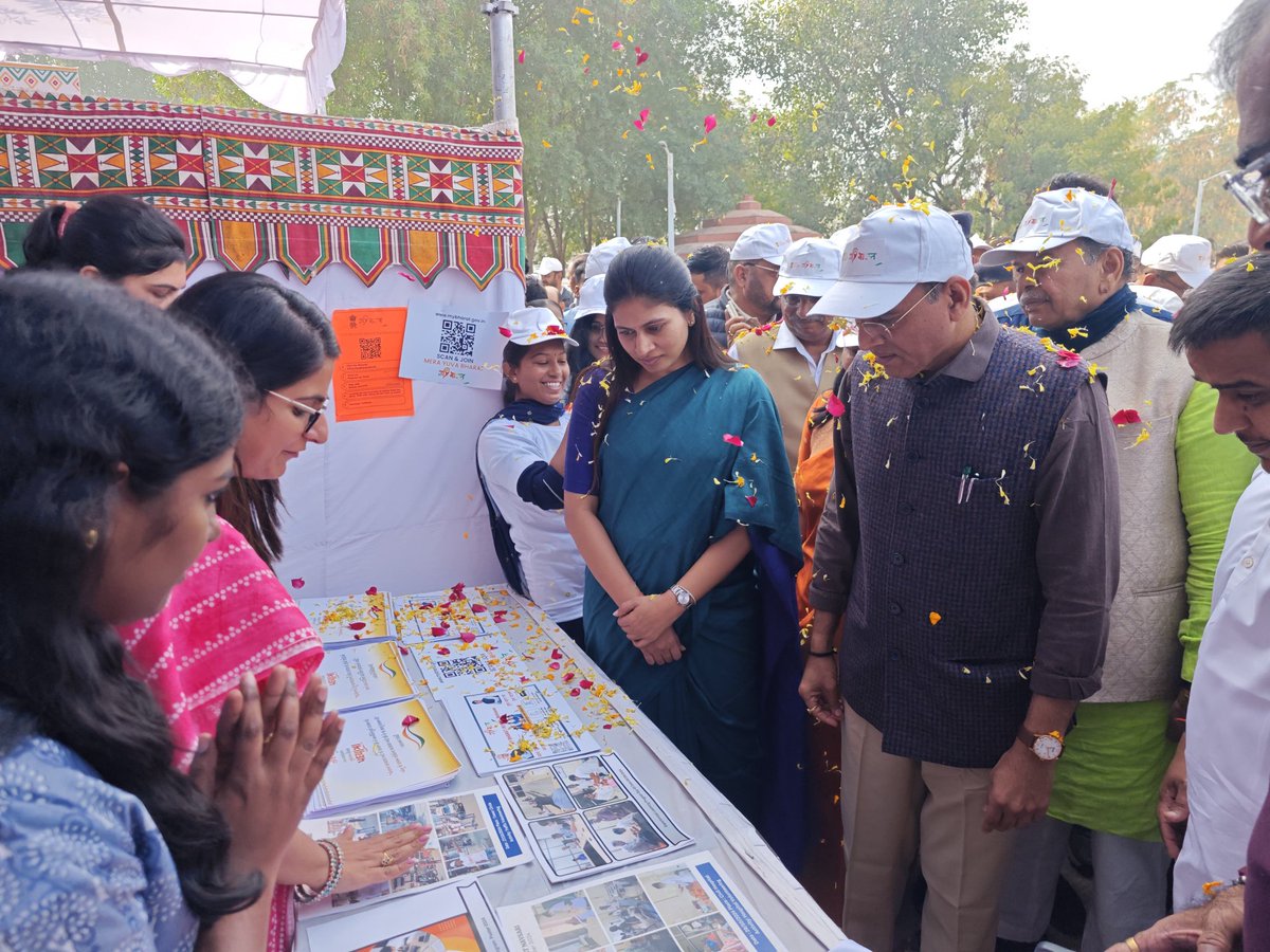 VRogha's tweet photo. Interacted with Raksha Khadese mam, Minister of State of Youth Affairs and Sports, Government of India in Good Governance Day Padyatra in Vadnagar Mehsana https://t.co/MjMd1aKZhW