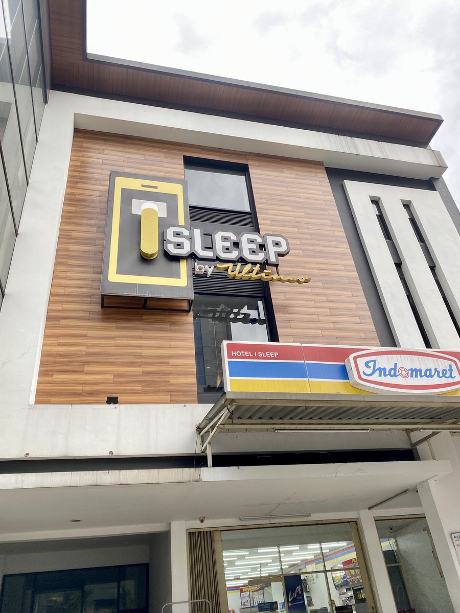 Thenameoflin's tweet photo. Pas nyampe lanjut check in hotel, ini hotel cuma 160rb/an permalem, mana ac nya dingin, bersih, ada water heater nya indomart dibawah, ke ciwalk cuma 5 menit DBEST BGT😭🤍🤍🤍🤍🤍🤍 https://t.co/yeTeFrsPl1