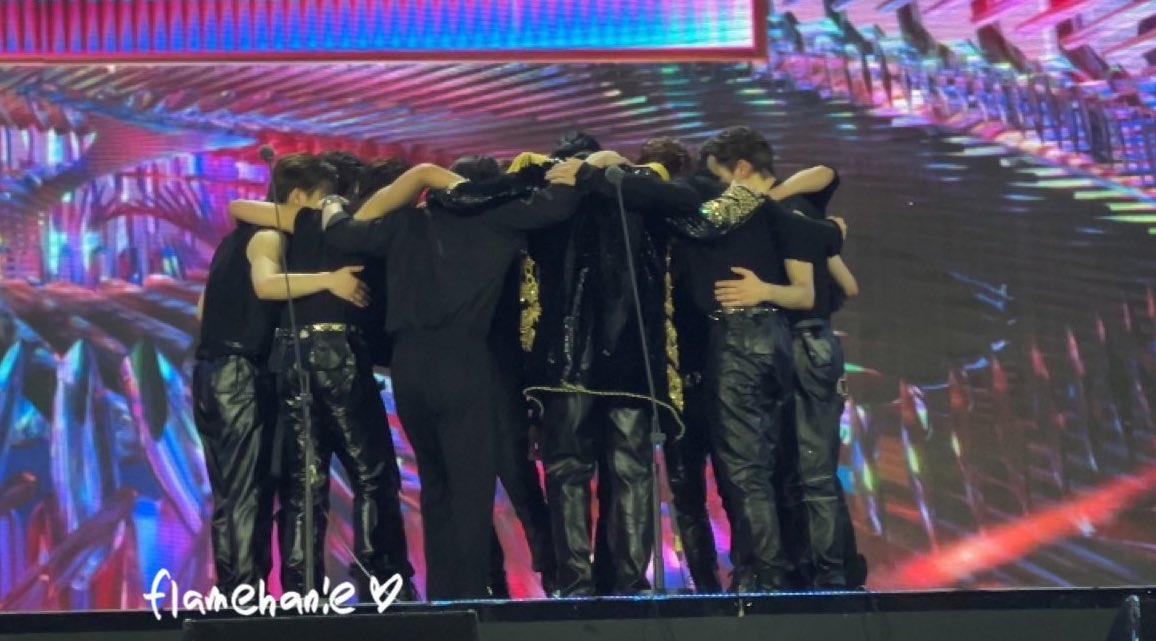 lovrehani's tweet photo. THE SEVENTEEN CIRCLE HUG.. 😭🤍 https://t.co/xB4R38eLox